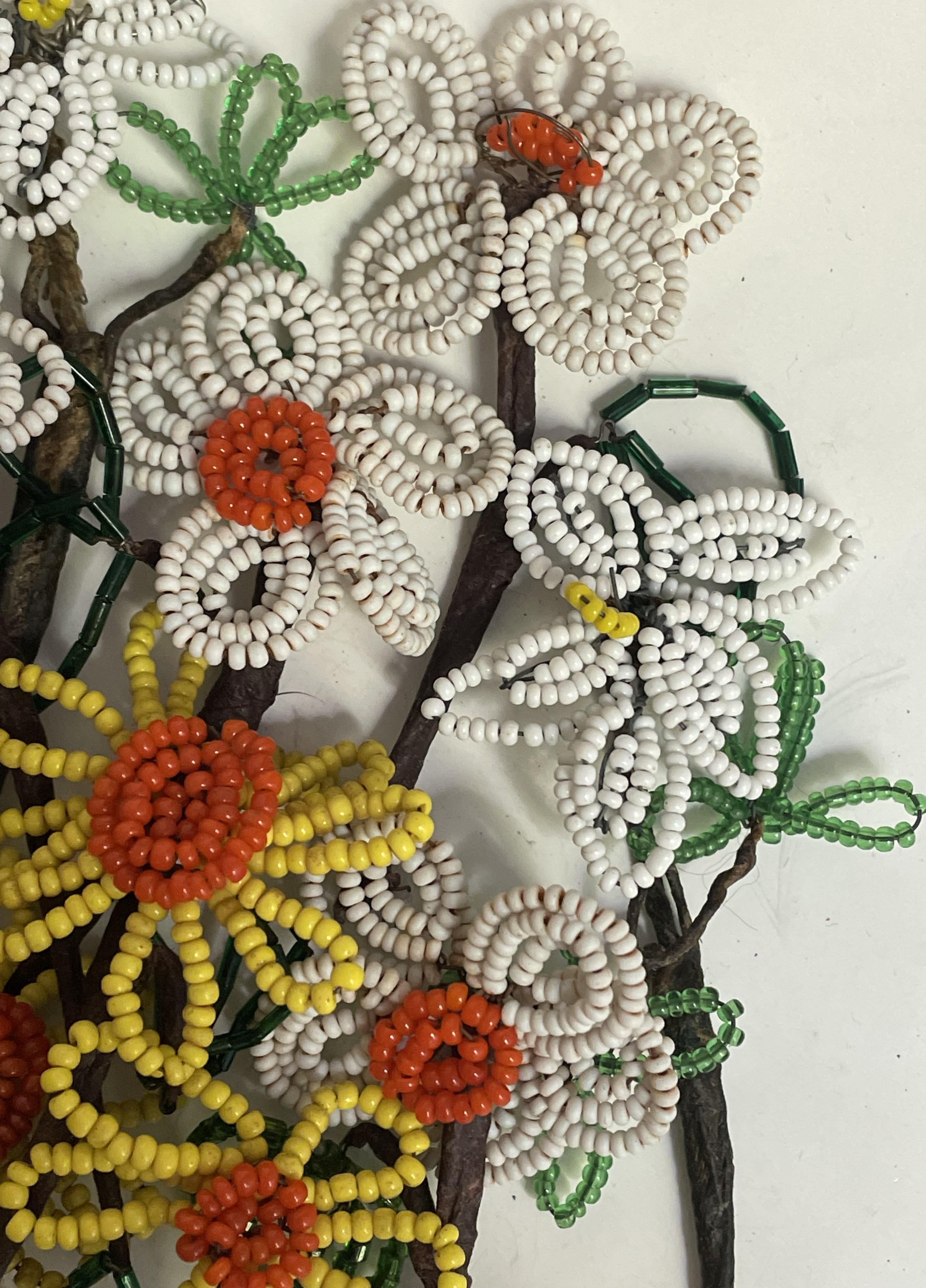 Con perline Bastoncini di fiori piccoli fatti a mano con perline, decorazioni bianche e gialle, set di 17 pezzi in vendita