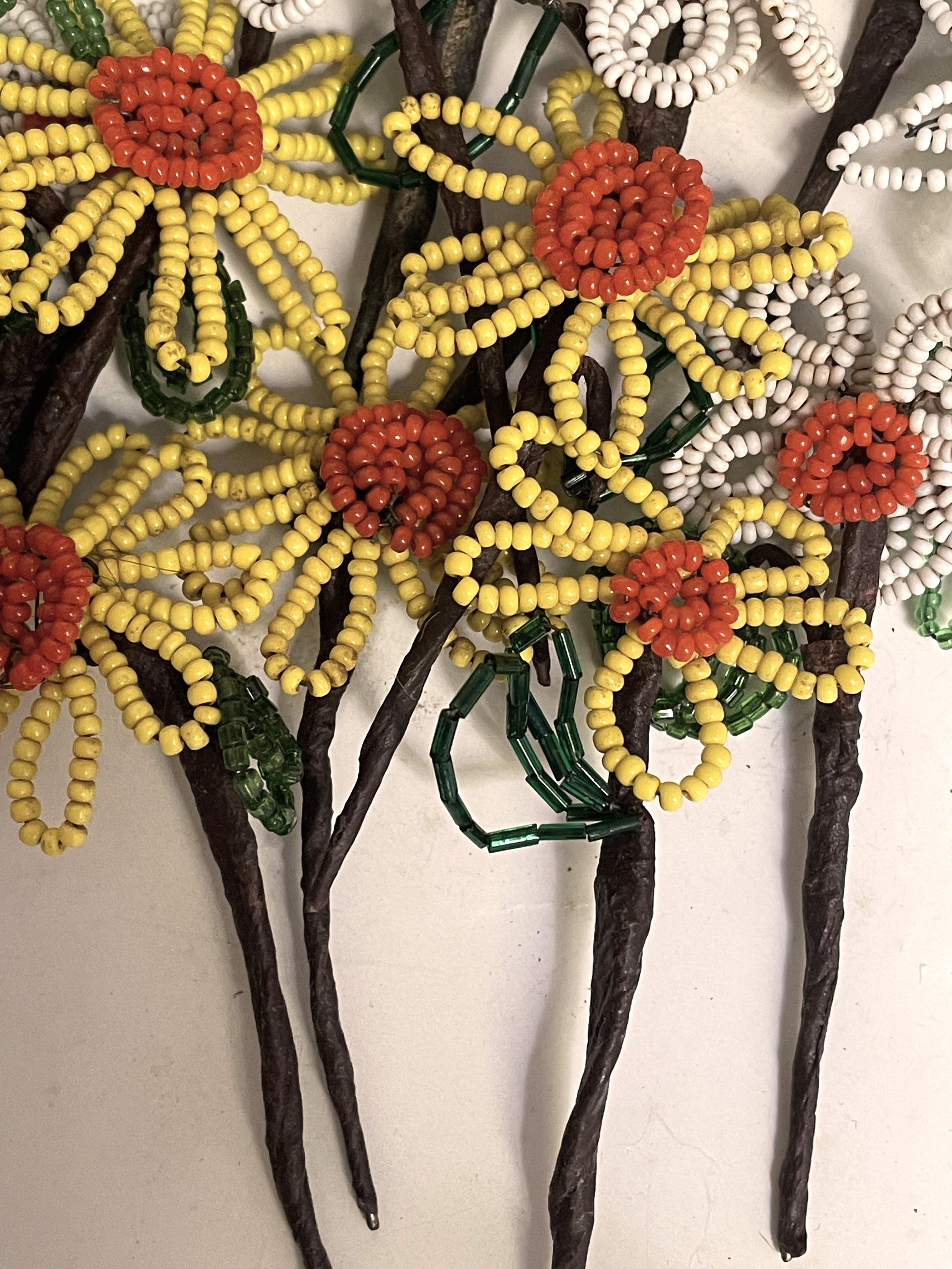 Bastoncini di fiori piccoli fatti a mano con perline, decorazioni bianche e gialle, set di 17 pezzi In condizioni buone in vendita a Clifton Forge, VA