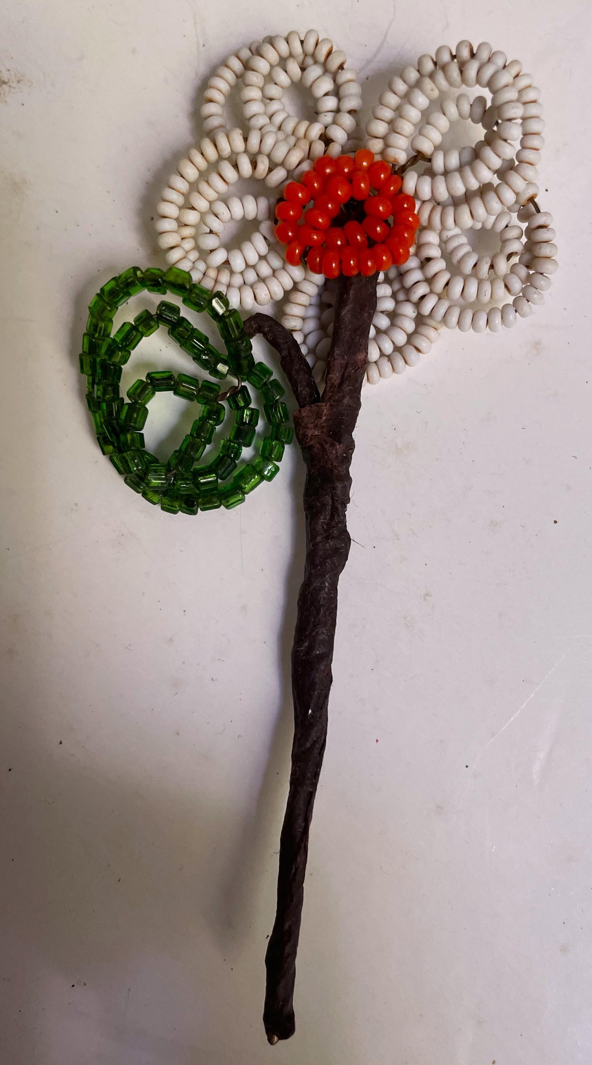 XX secolo Bastoncini di fiori piccoli fatti a mano con perline, decorazioni bianche e gialle, set di 17 pezzi in vendita