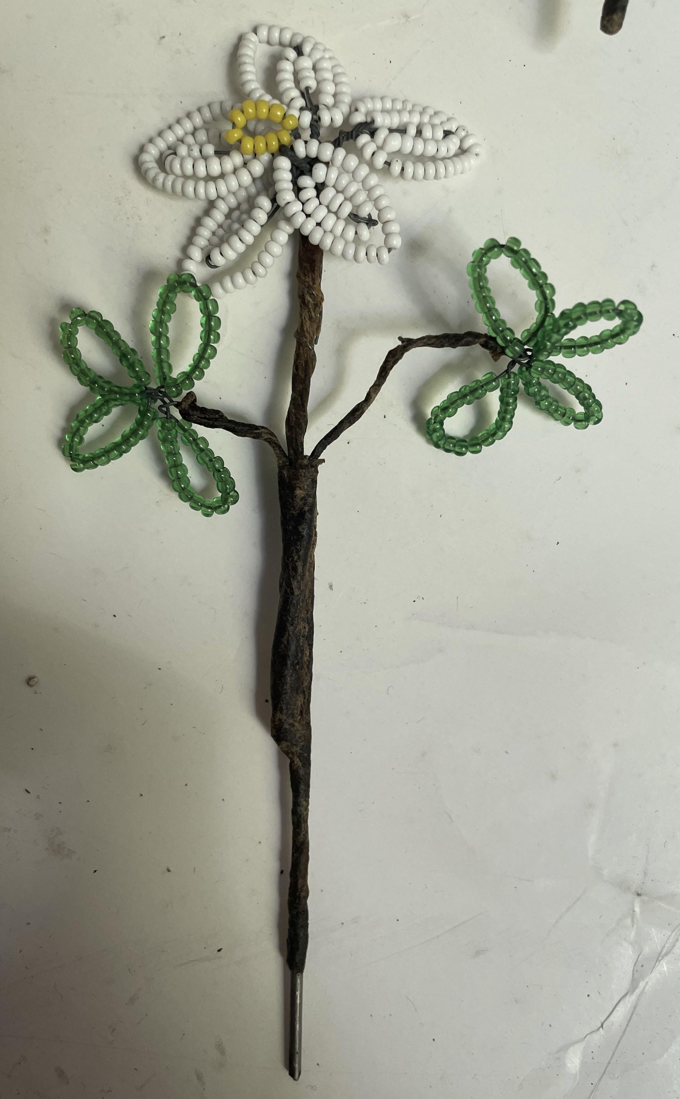 Perline Bastoncini di fiori piccoli fatti a mano con perline, decorazioni bianche e gialle, set di 17 pezzi in vendita
