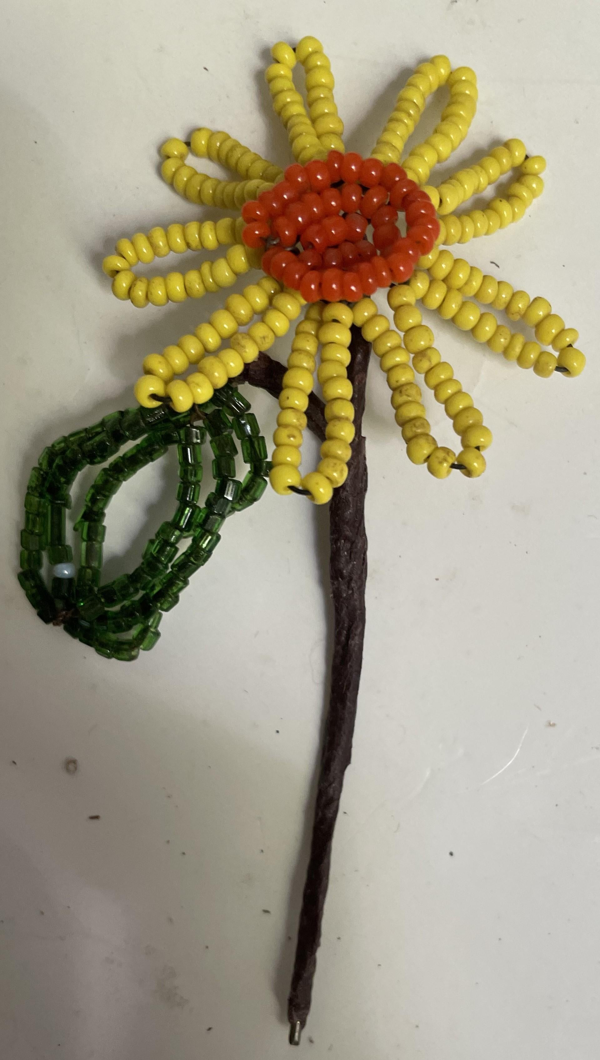 Bastoncini di fiori piccoli fatti a mano con perline, decorazioni bianche e gialle, set di 17 pezzi in vendita 1