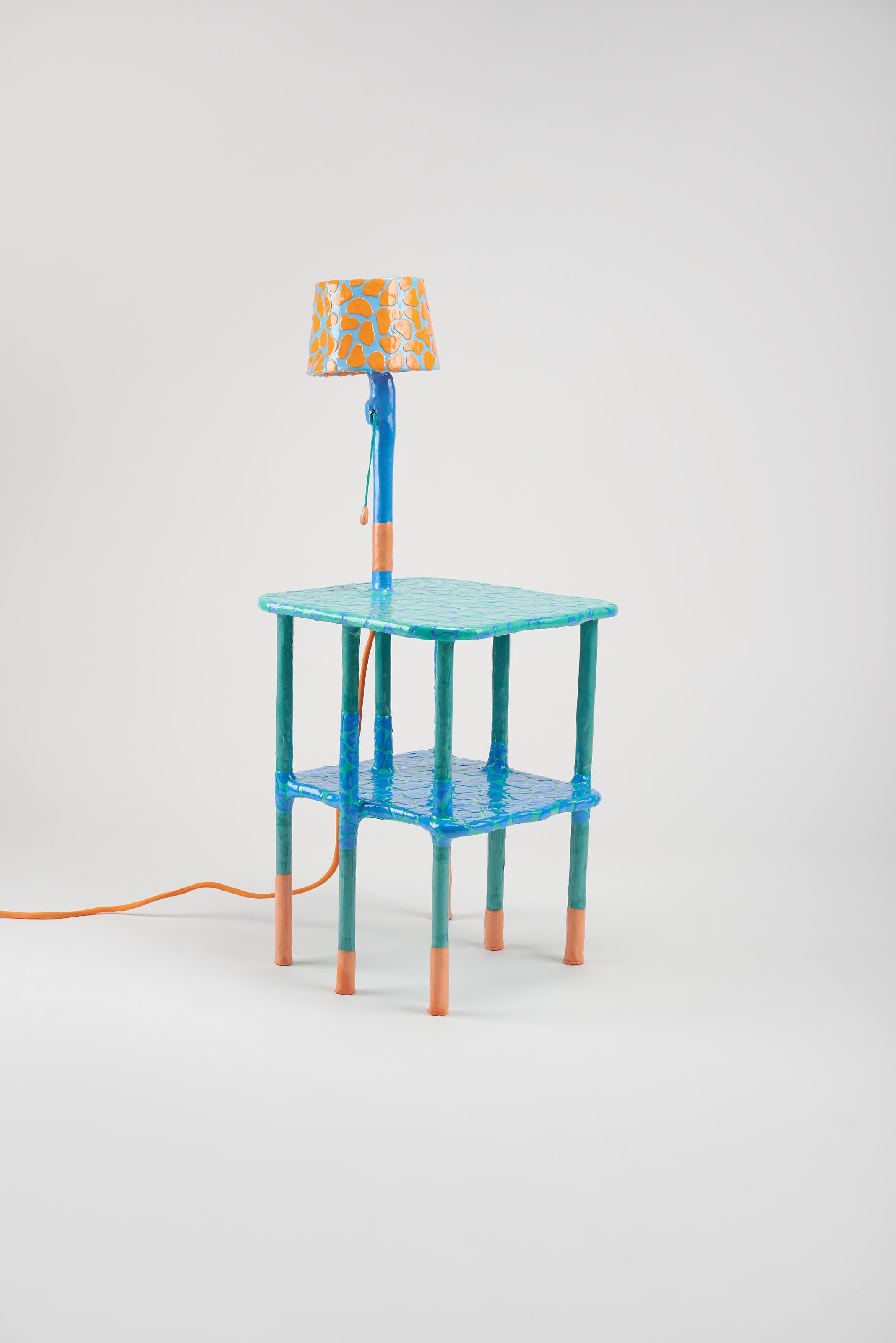 Handgefertigter Nachttisch mit Lampe von Diego Faivre Minute Manufacture Designs (Geschnitzt) im Angebot
