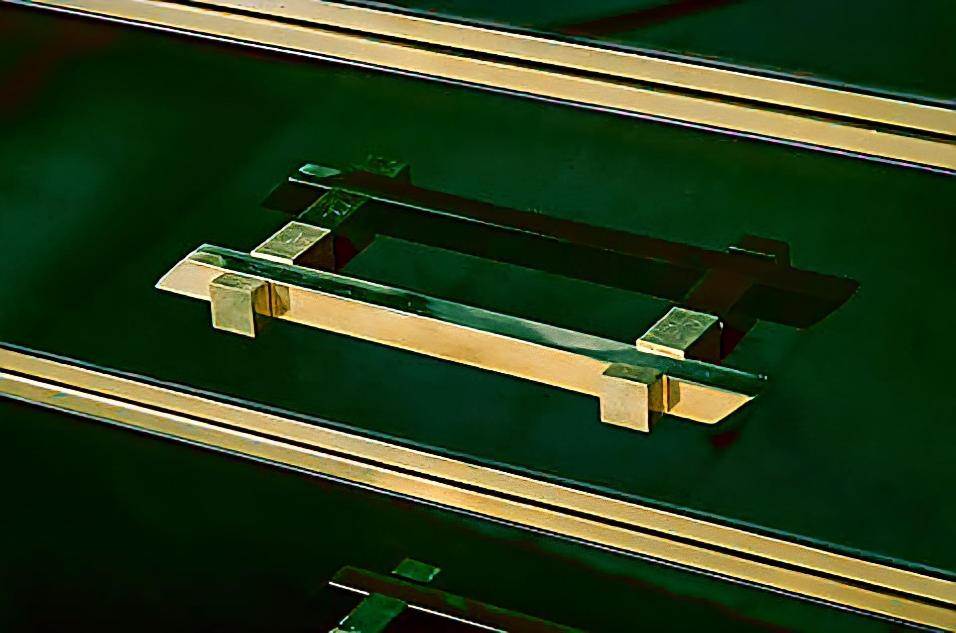 Italian Tables de chevet faites à la main par le designer Justfurnitures verre et laiton personnalisés en vente