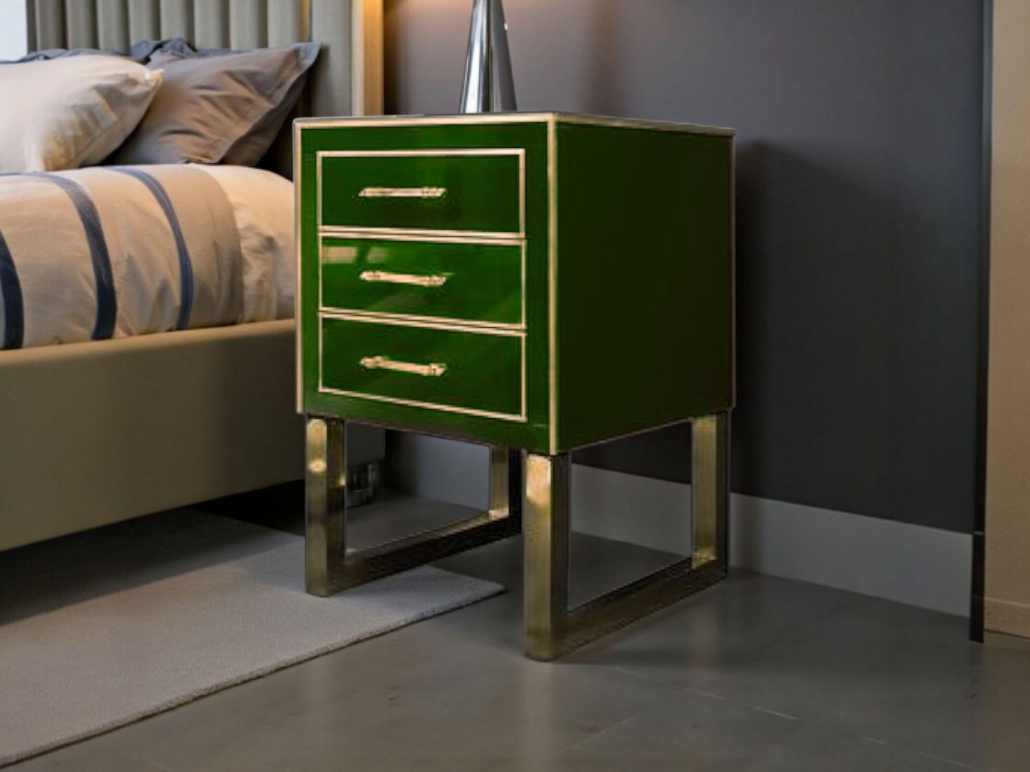 Contemporain Tables de chevet faites à la main par le designer Justfurnitures verre et laiton personnalisés en vente