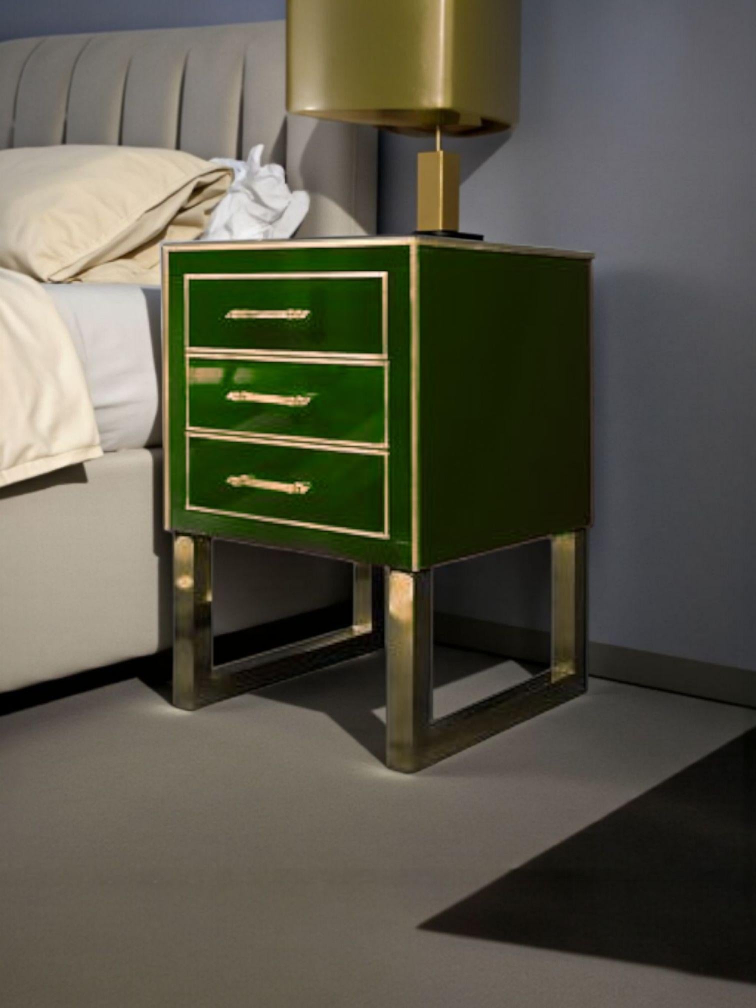 Laiton Tables de chevet faites à la main par le designer Justfurnitures verre et laiton personnalisés en vente