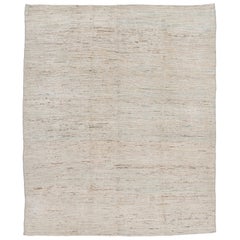 Handgefertigter Beigefarbener moderner Wollteppich im marokkanischen Stil mit minimalistischem Motiv