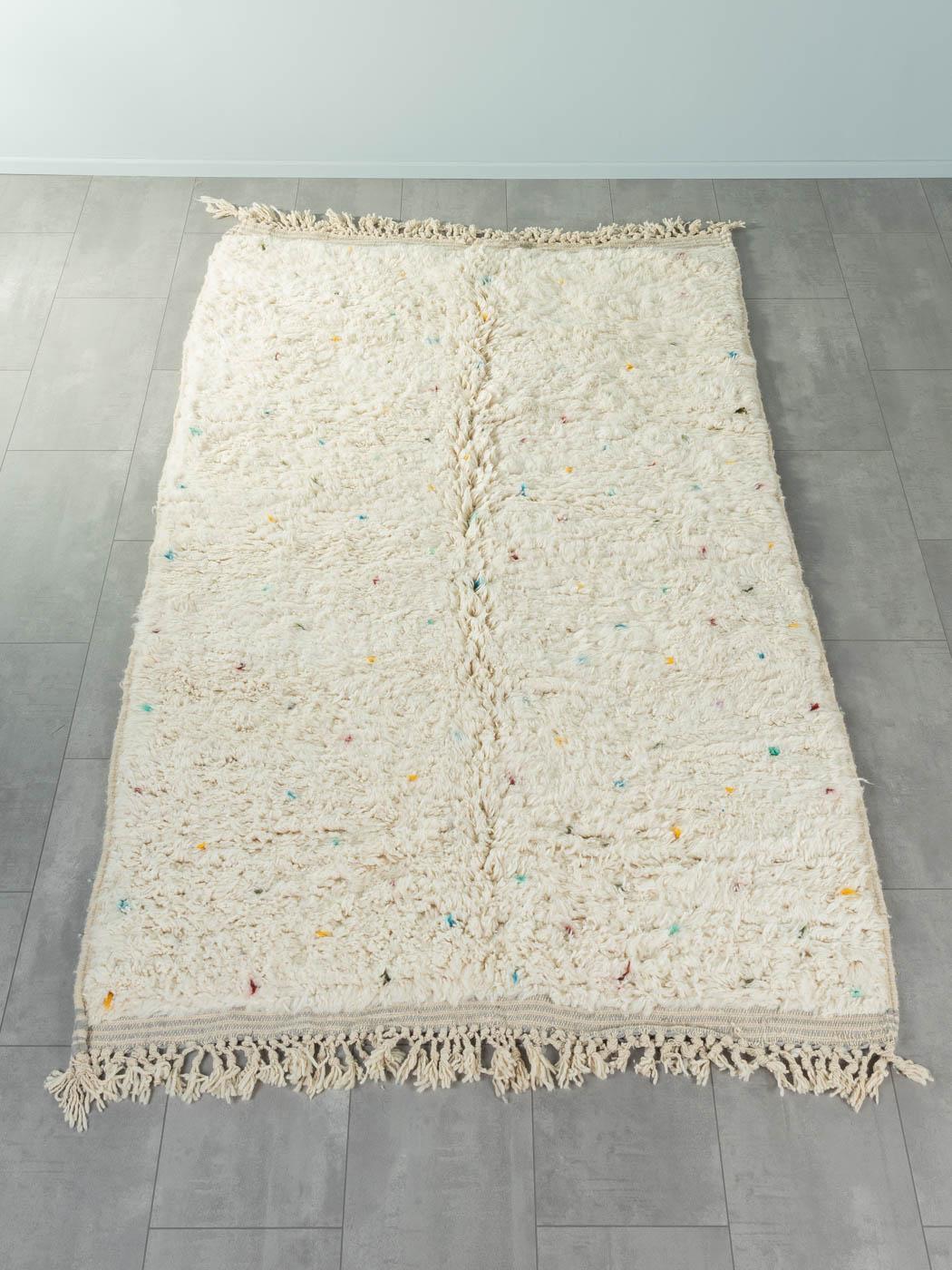 Color Specks est un tapis contemporain 100% laine - épais et doux, confortable sous le pied. Nos tapis berbères sont tissés et noués à la main par des femmes amazighes dans les montagnes de l'Atlas. Ces communautés fabriquent des tapis depuis des