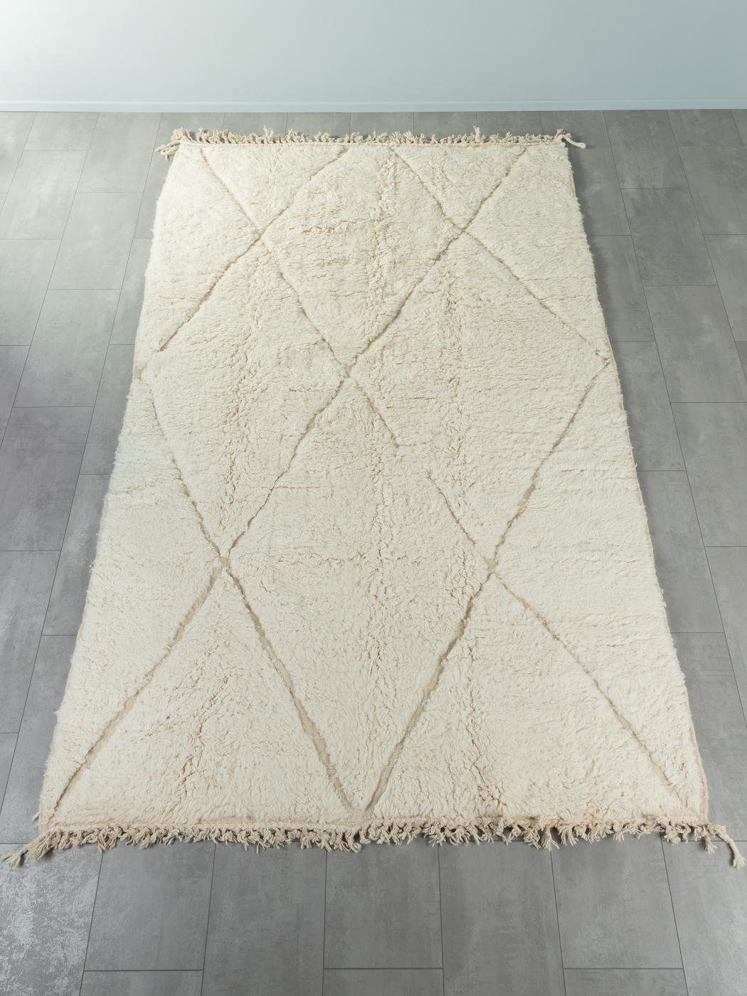 Light Beni ist ein moderner Teppich aus 100 % Wolle - dick und weich, angenehm zu tragen. Unsere Berberteppiche werden von Amazigh-Frauen im Atlasgebirge handgewebt und handgeknüpft. Diese Gemeinschaften stellen schon seit Tausenden von Jahren