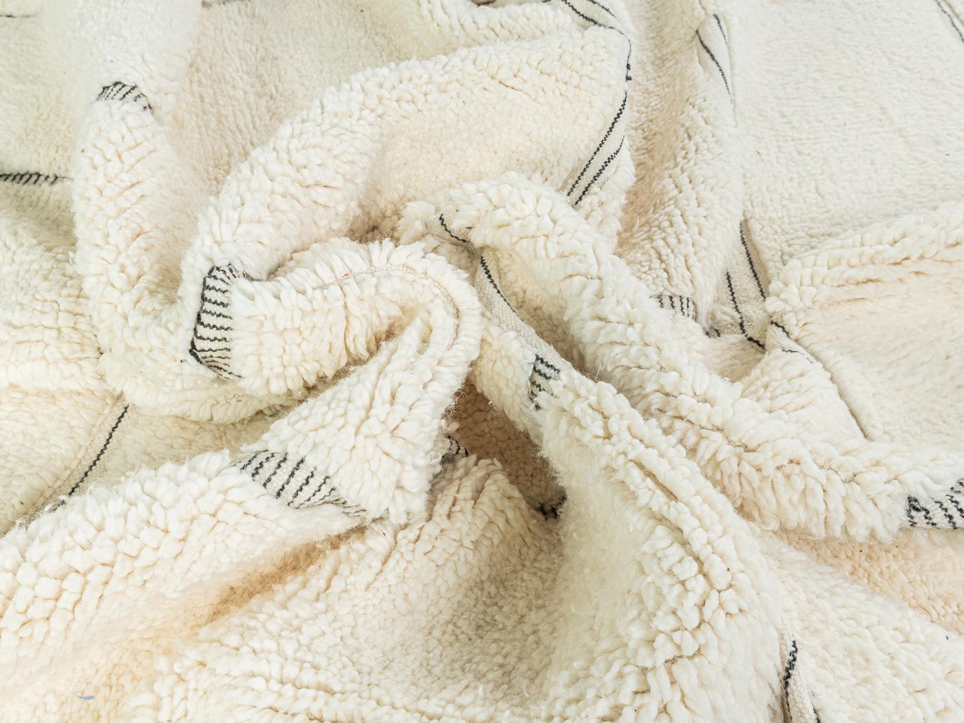 Handgefertigter Beni Ourain Berberteppich aus 100 % Wolle (21. Jahrhundert und zeitgenössisch) im Angebot