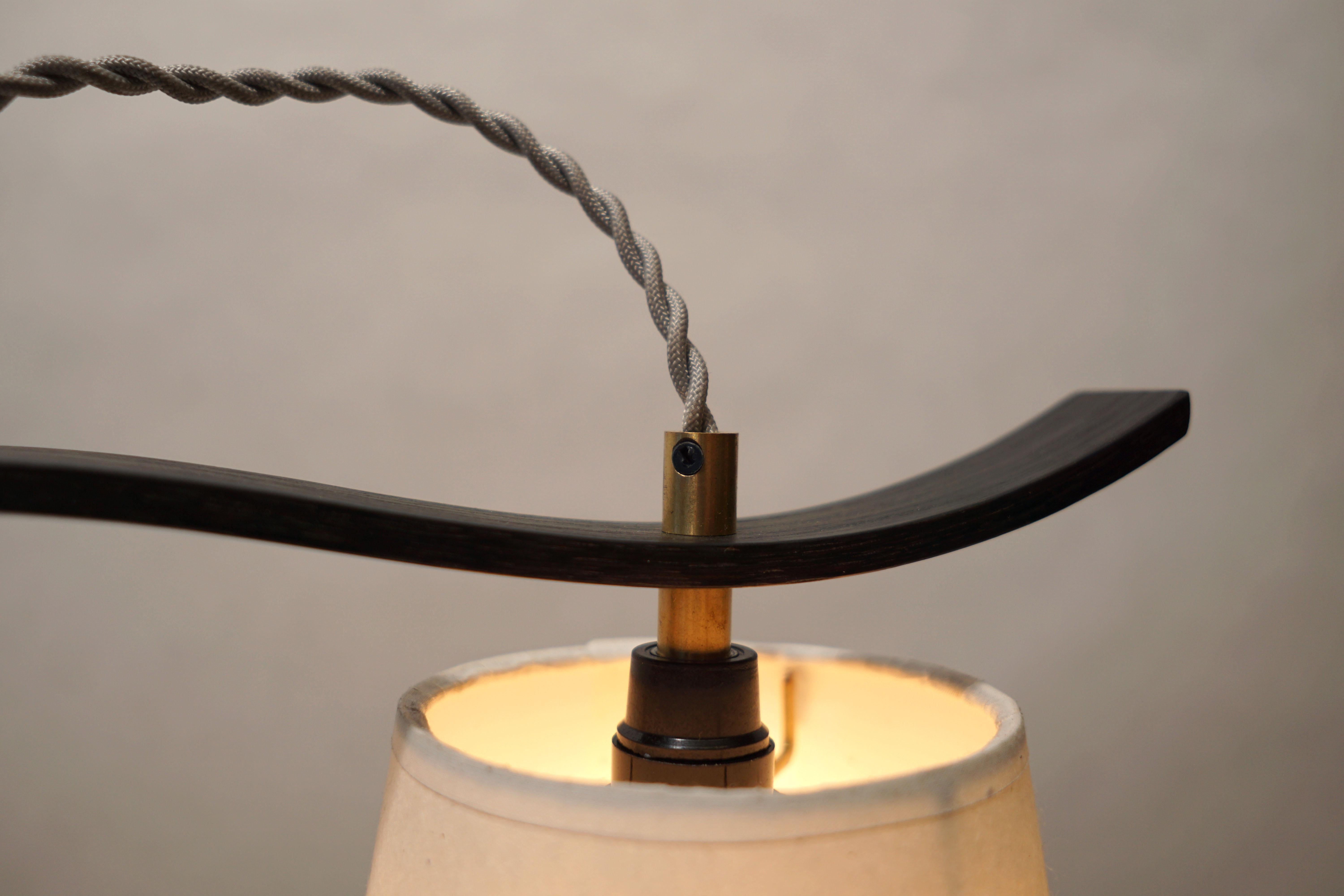 Gebogene Tischlampe, handgefertigt aus ebonisierter weißer Eiche mit Untergestell aus Nussbaumholz (Walnuss) im Angebot