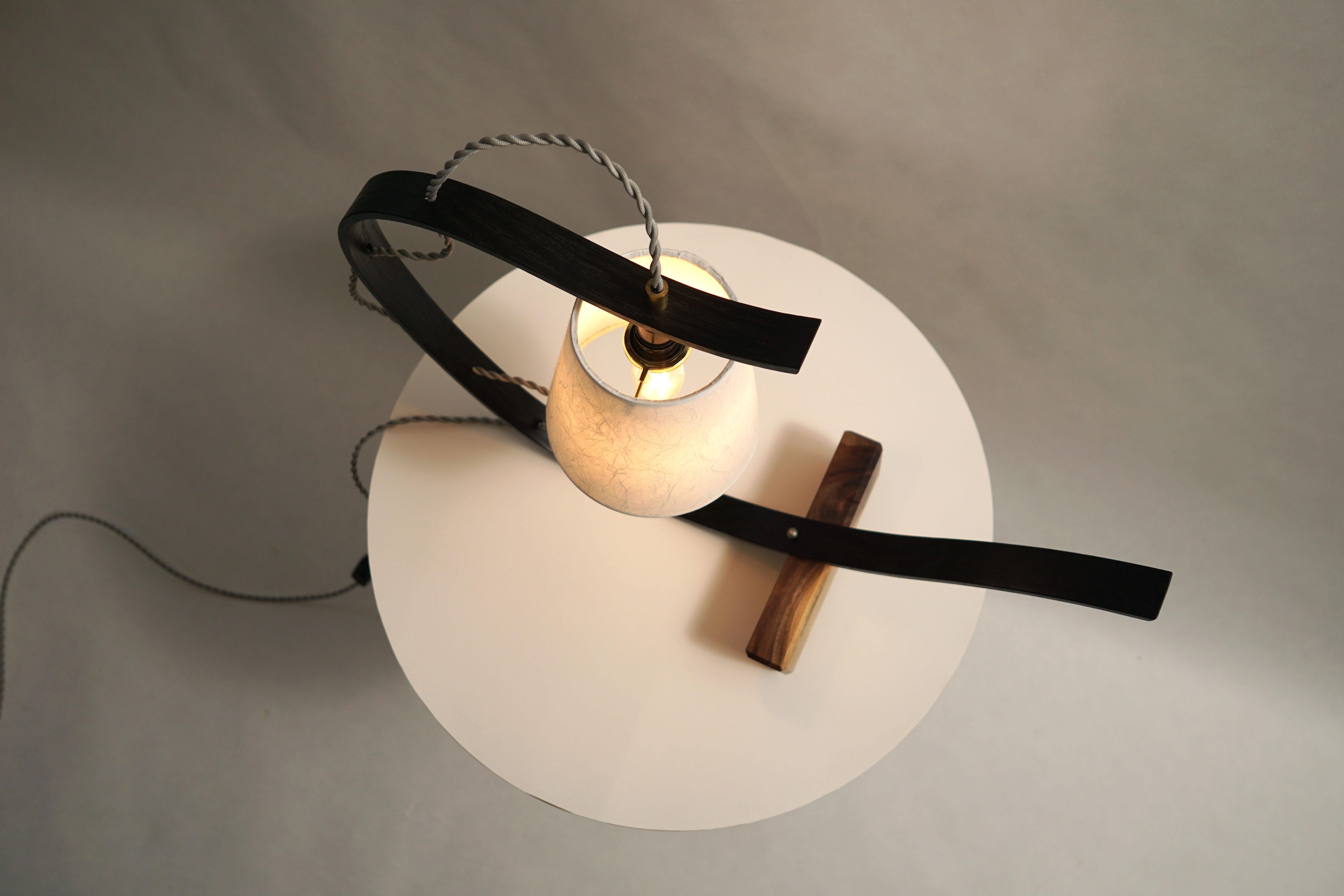 Gebogene Tischlampe, handgefertigt aus ebonisierter weißer Eiche mit Untergestell aus Nussbaumholz im Angebot 1
