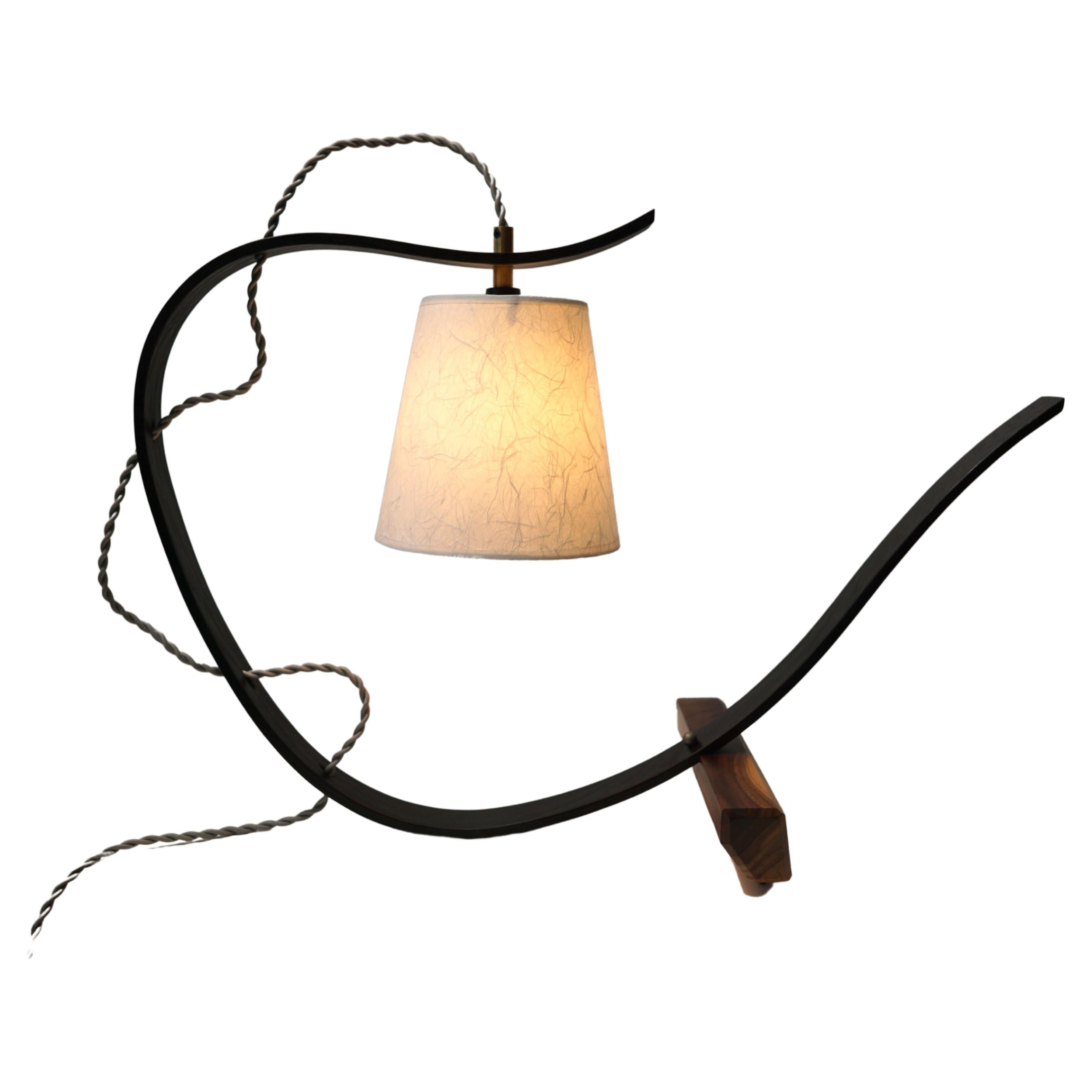 Gebogene Tischlampe, handgefertigt aus ebonisierter weißer Eiche mit Untergestell aus Nussbaumholz im Angebot