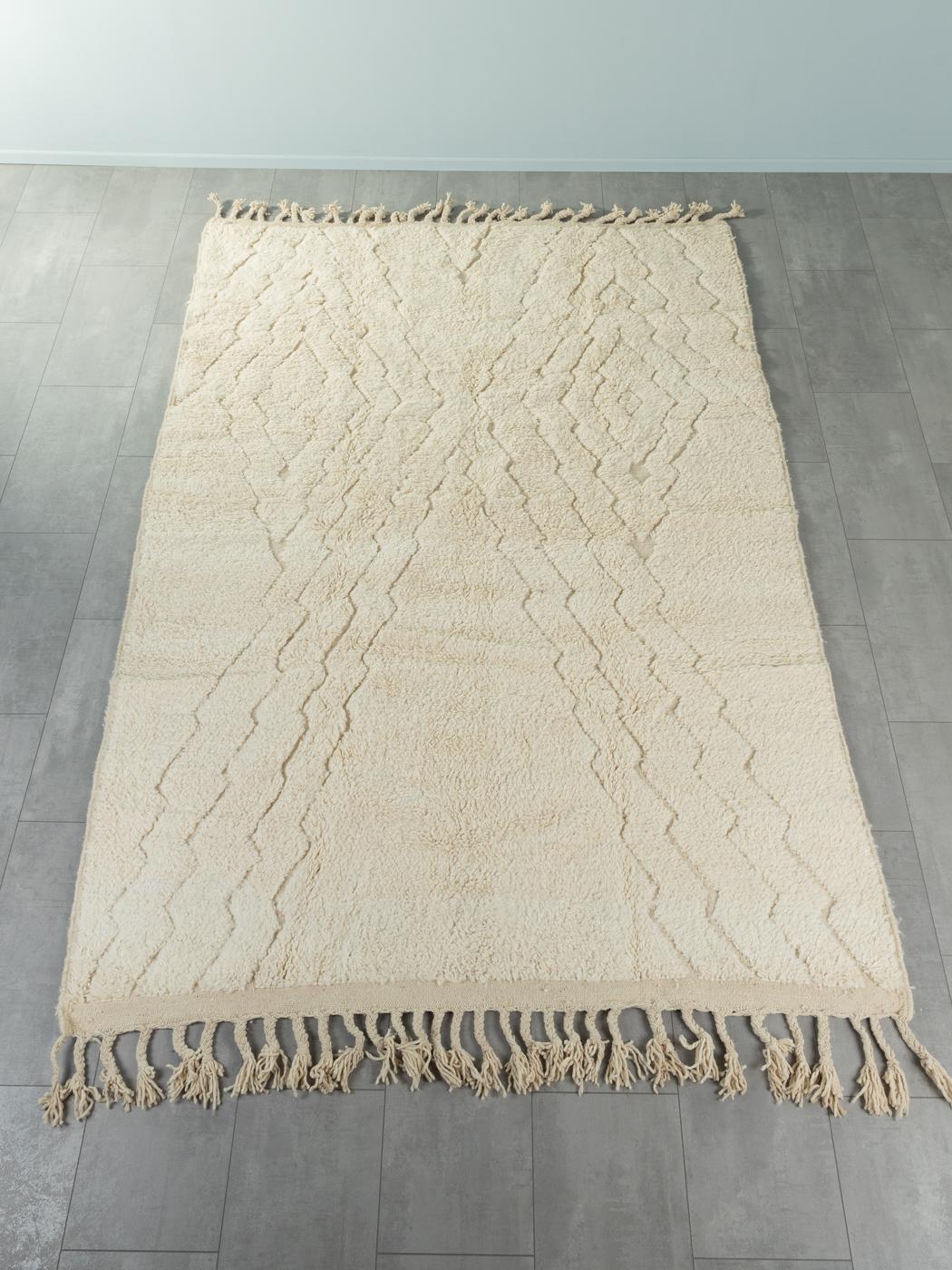 Vibrant Beni est un tapis contemporain 100% laine - épais et doux, confortable sous les pieds. Nos tapis berbères sont tissés et noués à la main par des femmes amazighes dans les montagnes de l'Atlas. Ces communautés fabriquent des tapis depuis des