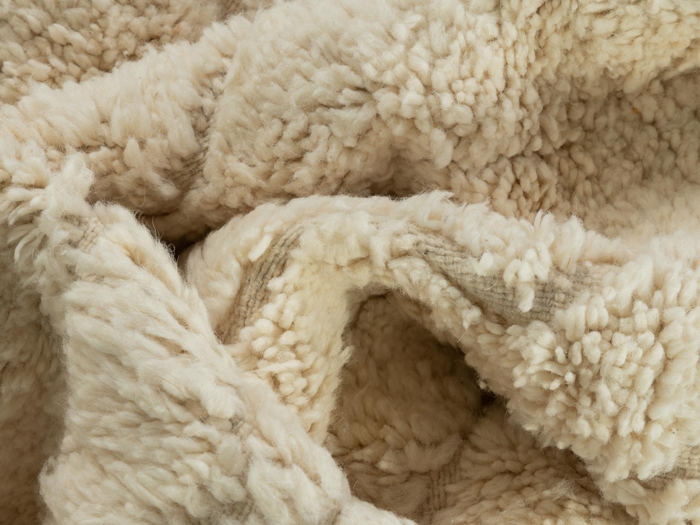 Handgefertigter Berberteppich aus 100 % Wolle Beni Ourain (21. Jahrhundert und zeitgenössisch) im Angebot