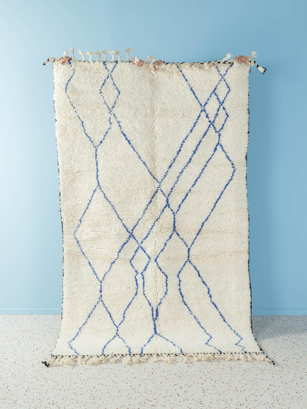 Biographies II is a contemporary 100% wool rug – thick and soft, comfortable underfoot. Our Berber rugs are handwoven and handknotted by Amazigh women in the Atlas Mountains. These communities have been crafting rugs for thousands of years. One knot