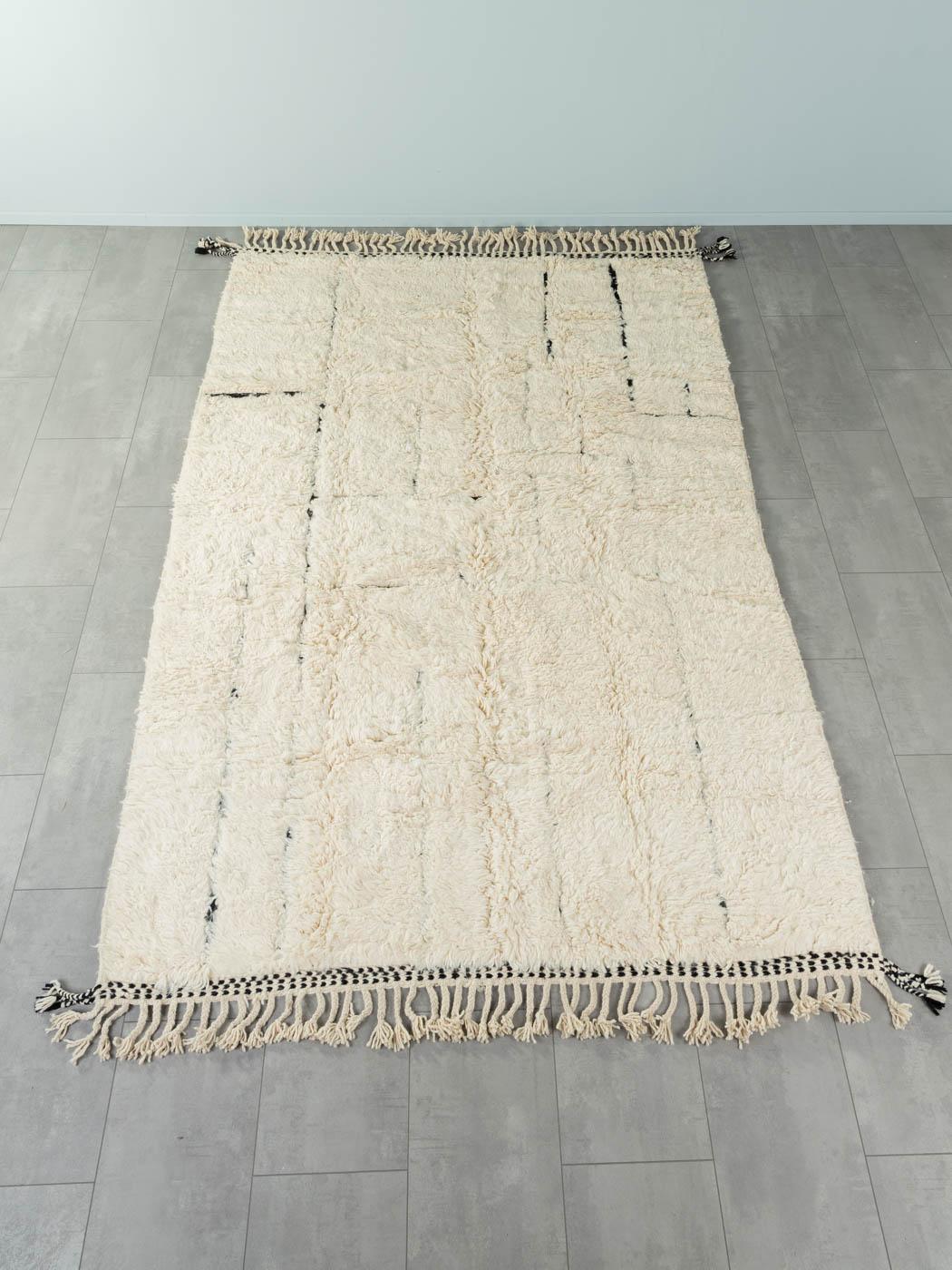 Daydream ist ein moderner Teppich aus 100 % Wolle - dick und weich, angenehm unter den Füßen. Unsere Berberteppiche werden von Amazigh-Frauen im Atlasgebirge handgewebt und handgeknüpft. Diese Gemeinschaften stellen schon seit Tausenden von Jahren