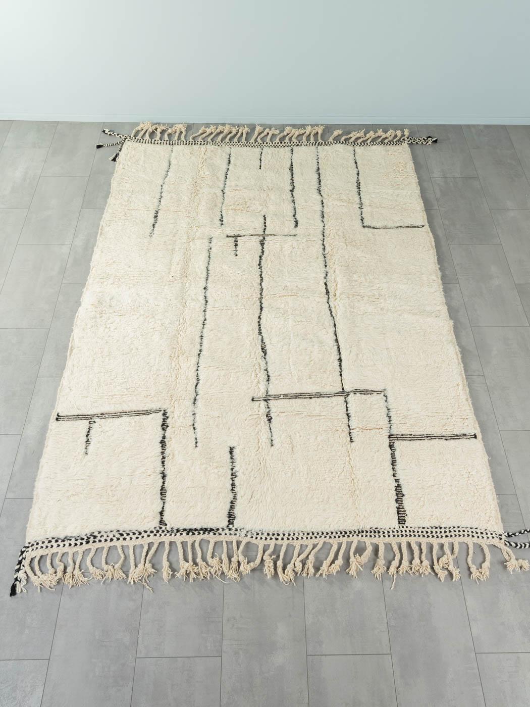 Soft Sky ist ein moderner Teppich aus 100 % Wolle - dick und weich, angenehm zu tragen. Unsere Berberteppiche werden von Amazigh-Frauen im Atlasgebirge handgewebt und handgeknüpft. Diese Gemeinschaften stellen schon seit Tausenden von Jahren