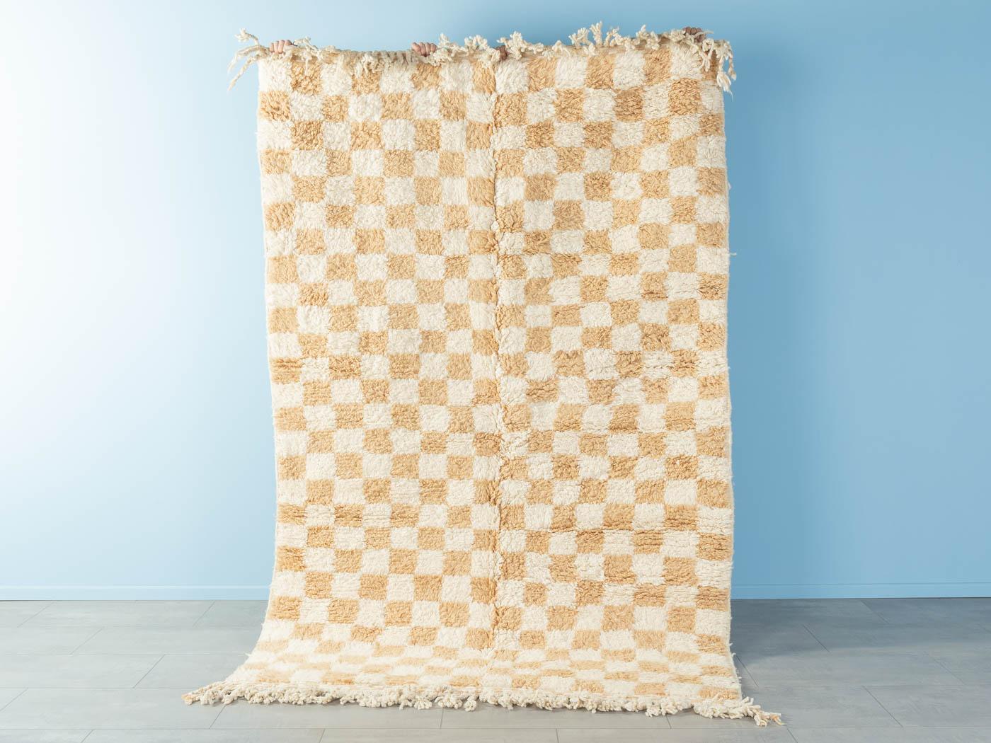 Sand Check II ist ein moderner Teppich aus 100 % Wolle - dick und weich, angenehm zu tragen. Unsere Berberteppiche werden von Amazigh-Frauen im Atlasgebirge handgewebt und handgeknüpft. Diese Gemeinschaften stellen schon seit Tausenden von Jahren