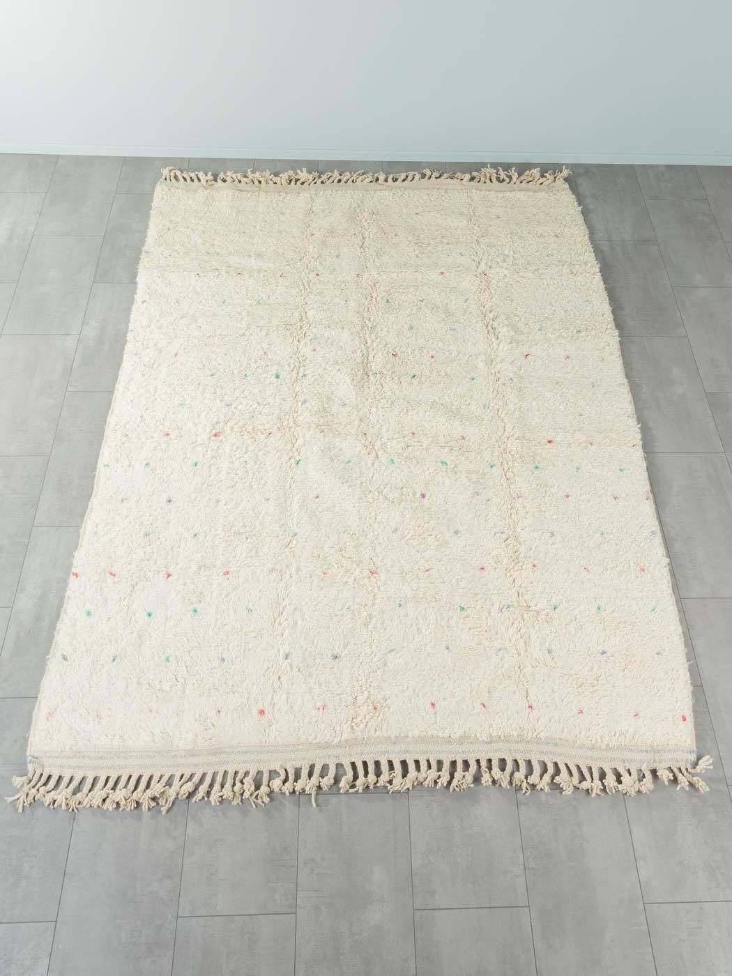 Pastel Dots ist ein moderner Teppich aus 100% Wolle - dick und weich, angenehm zu tragen. Unsere Berberteppiche werden von Amazigh-Frauen im Atlasgebirge handgewebt und handgeknüpft. Diese Gemeinschaften stellen schon seit Tausenden von Jahren