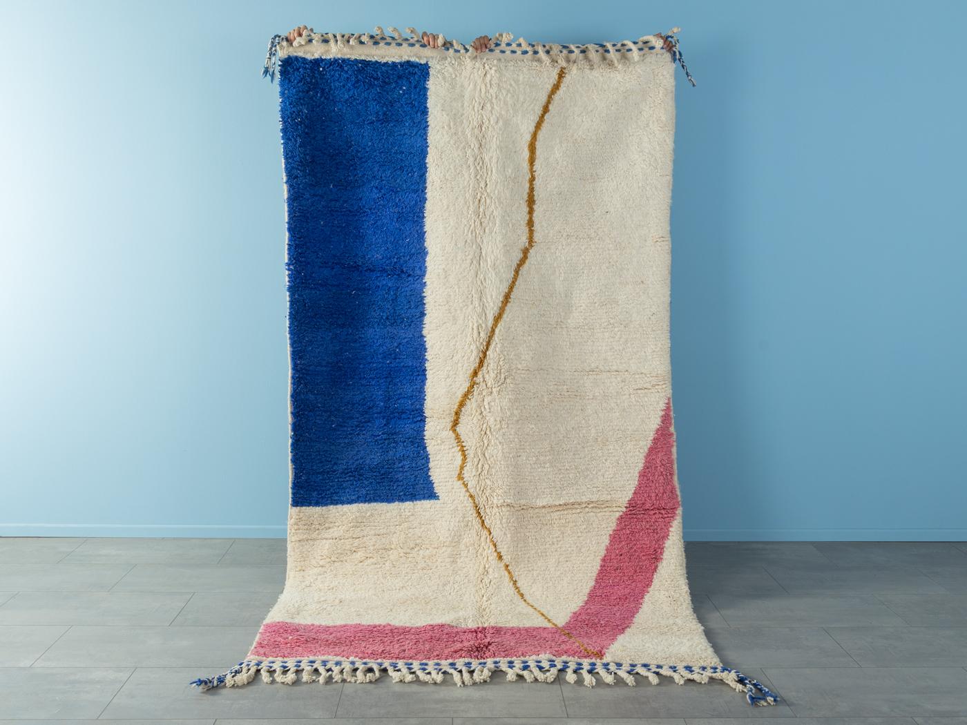 Abstraction IV ist ein moderner Teppich aus 100% Wolle - dick und weich, angenehm zu tragen. Unsere Berberteppiche werden von Amazigh-Frauen im Atlasgebirge handgewebt und handgeknüpft. Diese Gemeinschaften stellen schon seit Tausenden von Jahren