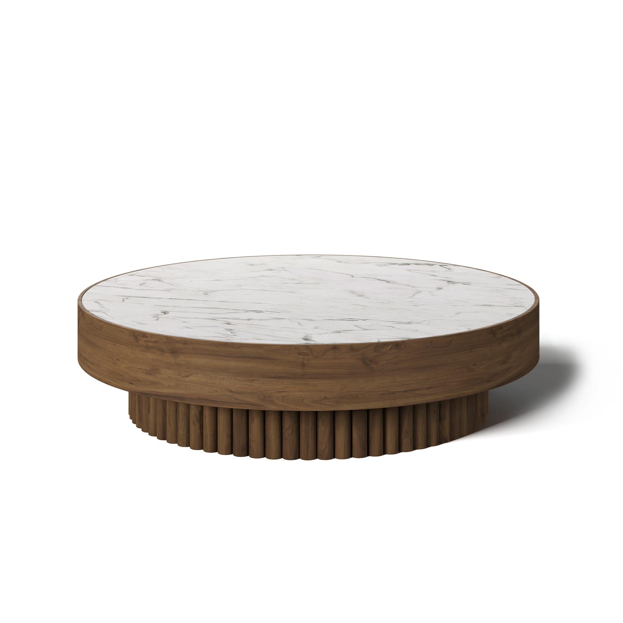 Mesa baja Bettina de madera estriada con tapa de mármol hecha a mano por Nolita Harbour Moderno orgánico en venta