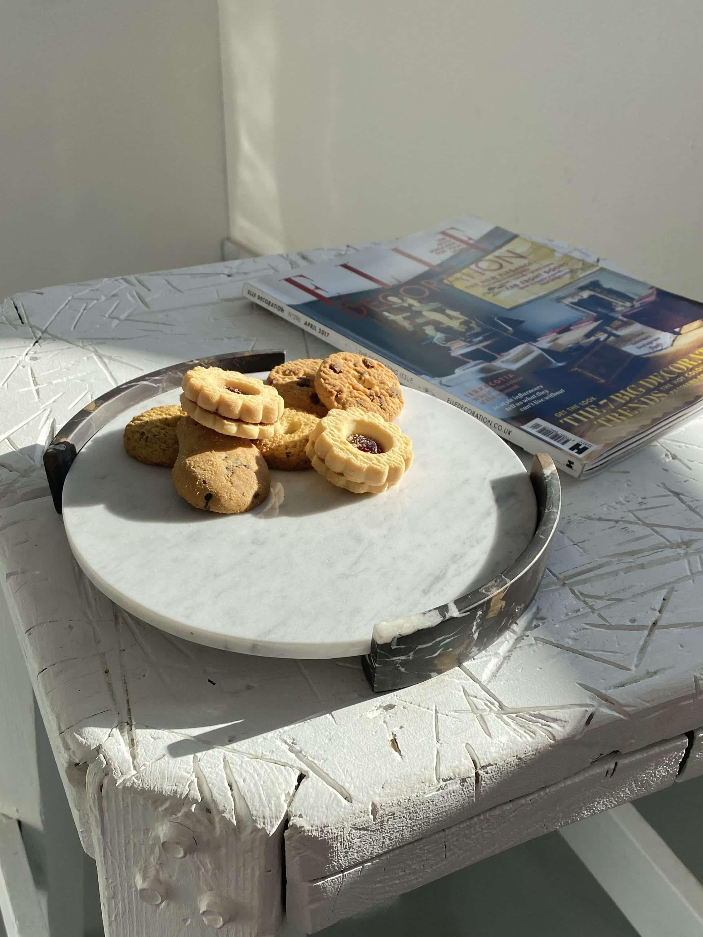 Contemporary Handmade Big Circular Triptych Tray in White Carrara and Black Marquina Marble For Sale