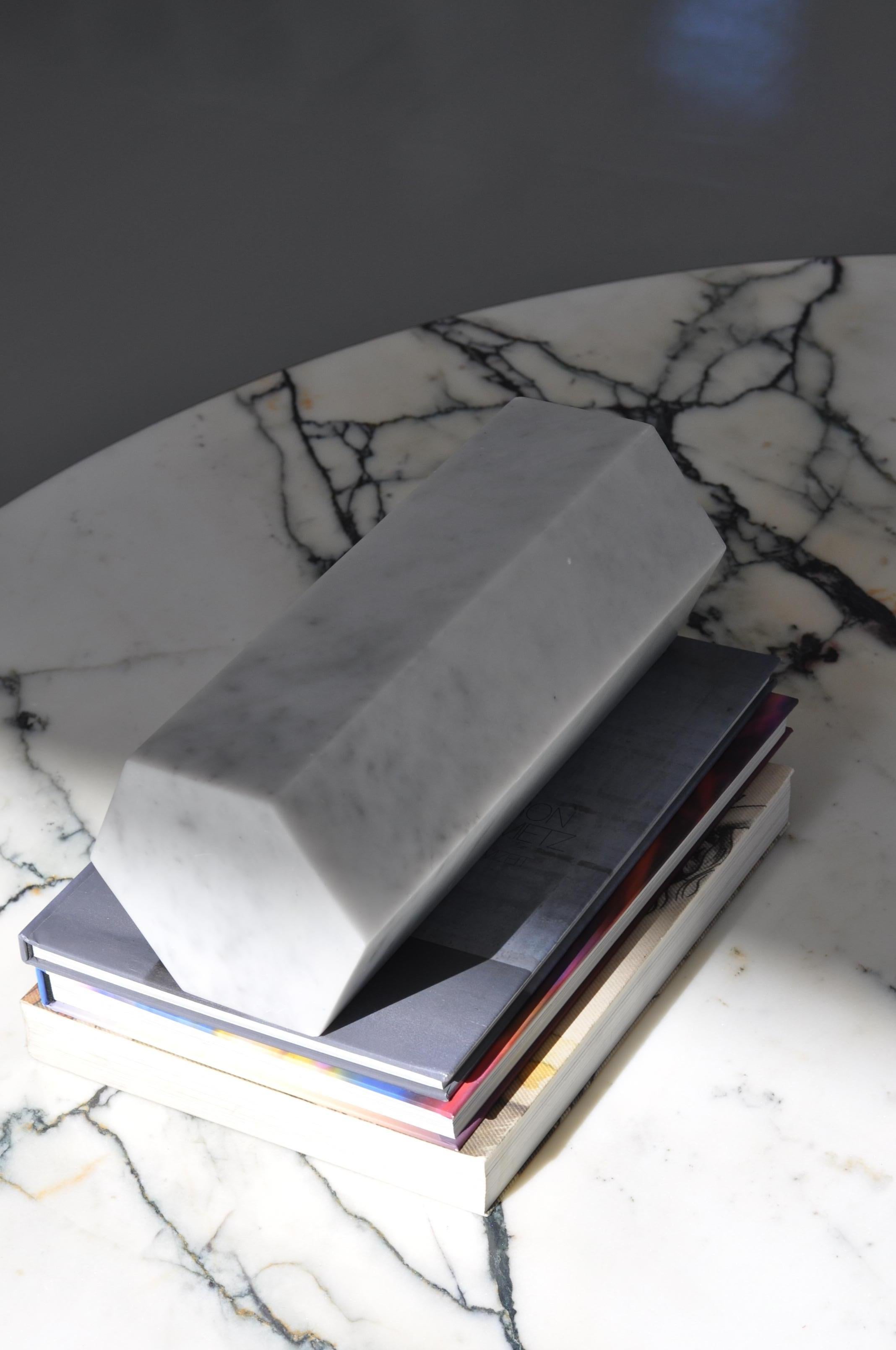 Handgefertigter großer dekorativer Prisma / Buchstütze aus weißem Carrara-Marmor in Satin im Angebot 4