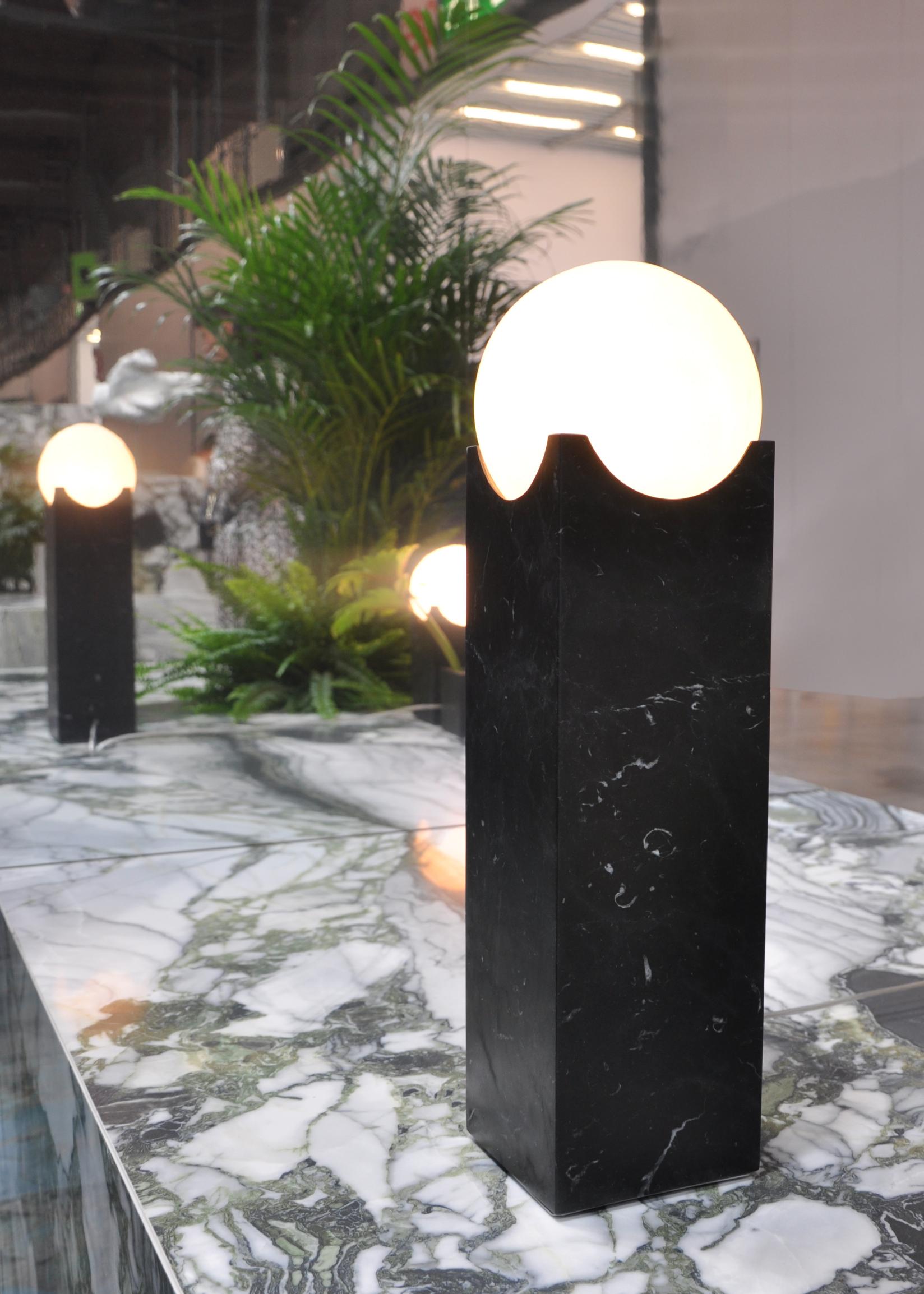 italien Grande lampe Eclipse faite à la main en marbre noir Marquina en vente
