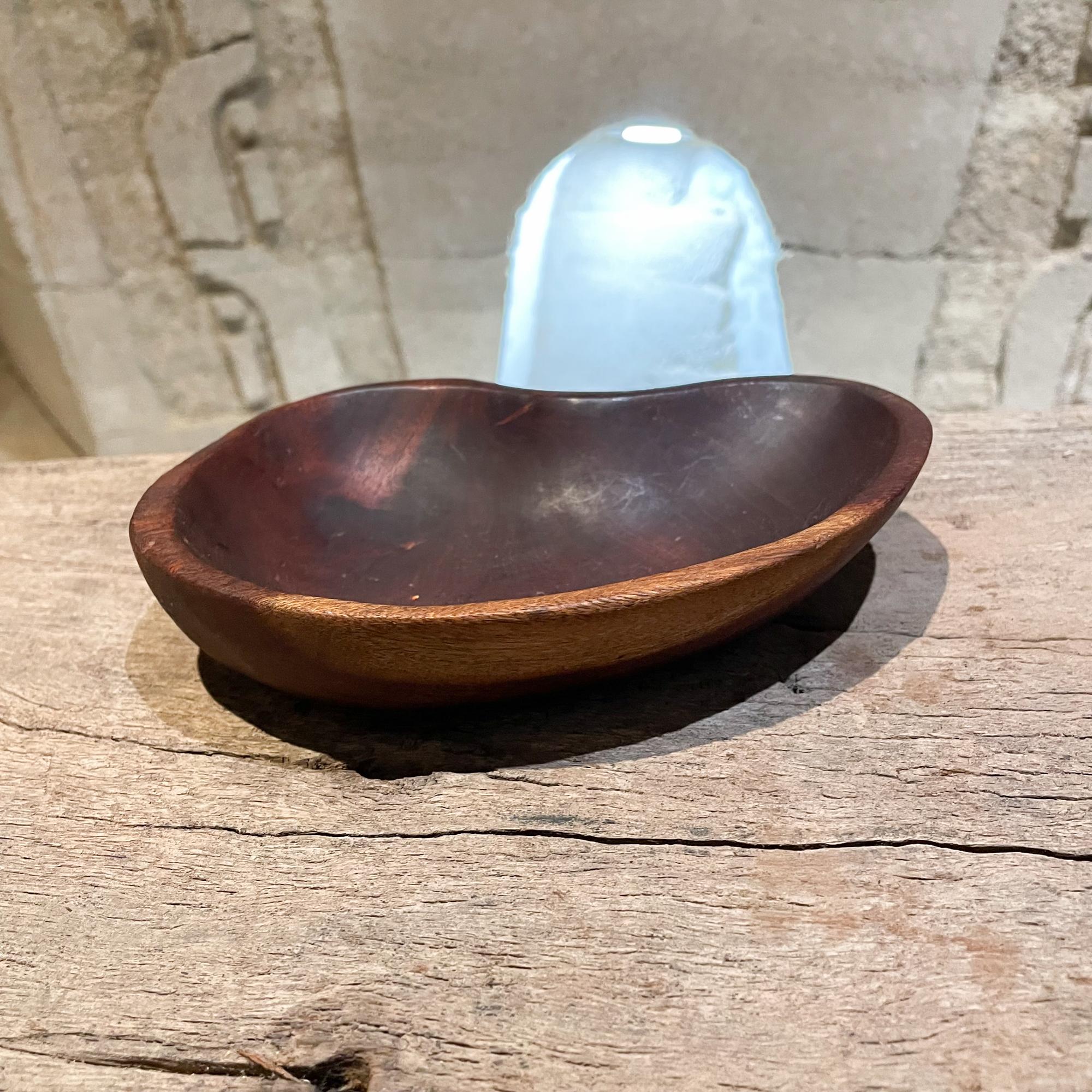 Handmade Biomorphic bowl crafted in wood manner of Don Shoemaker made in Mexico 1970s
Unmarked.
Organic Kidney shape design ideal as small serving dish or catch it all piece.
Measures: 7.25 L x 5.5 W x 1.5 H
Unrestored Vintage Condition