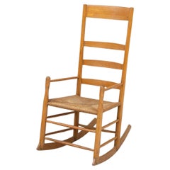 Handgefertigter Schaukelstuhl aus Birke mit geflochtenem Rush-Sitz