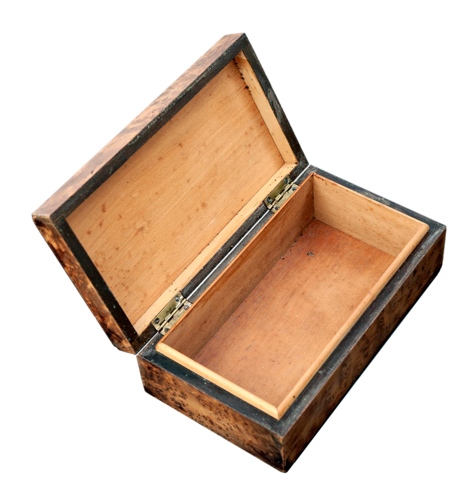 Handmade lidded box, circa 1925 keepsake hinged box in birdeye maple with fine inlaid satinwood border.
Stripped to its natural unfinished state.