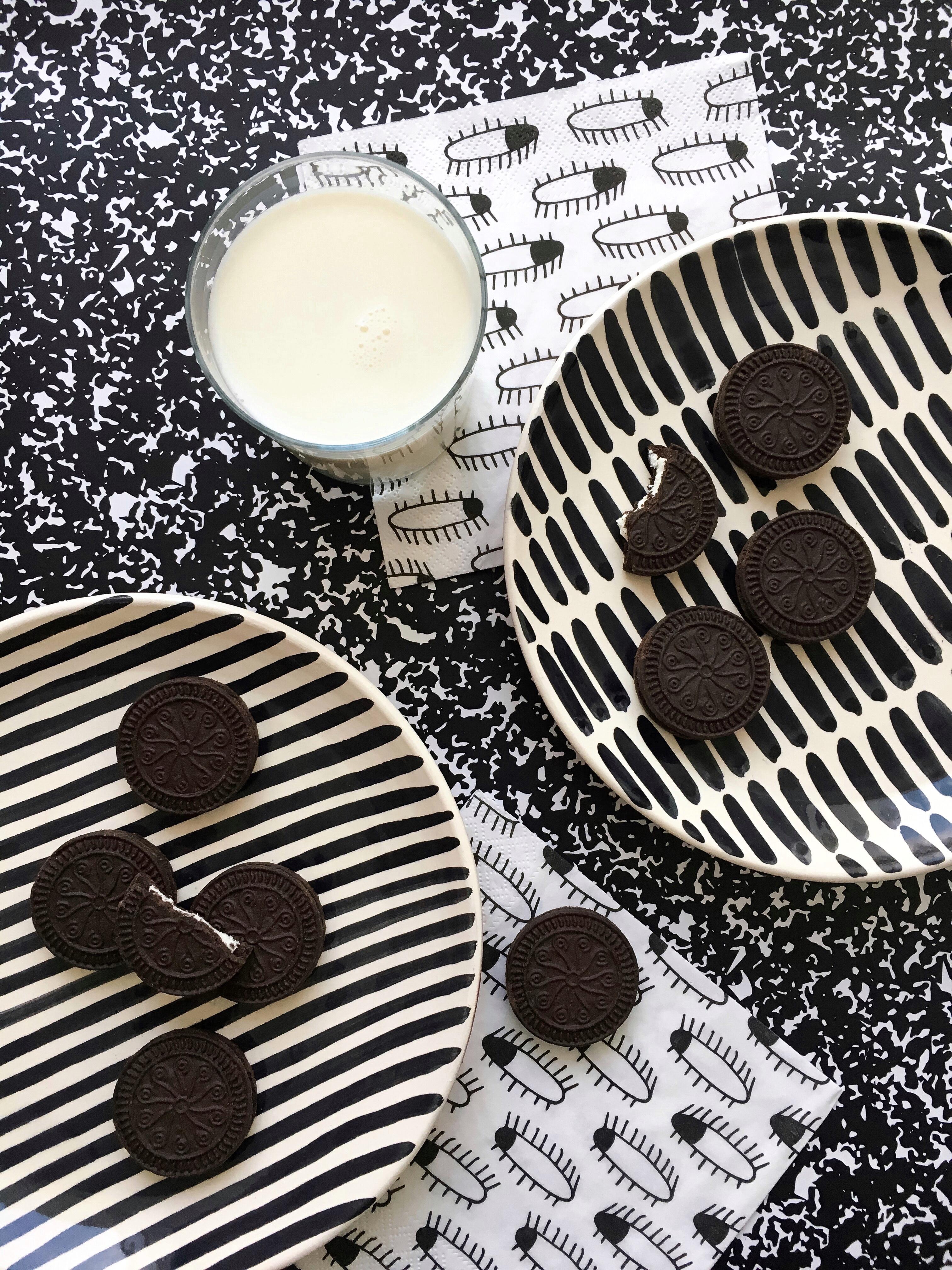 Fait main Assiettes à salade en céramique noire et blanche à motif de choux, faites à la main, en stock en vente