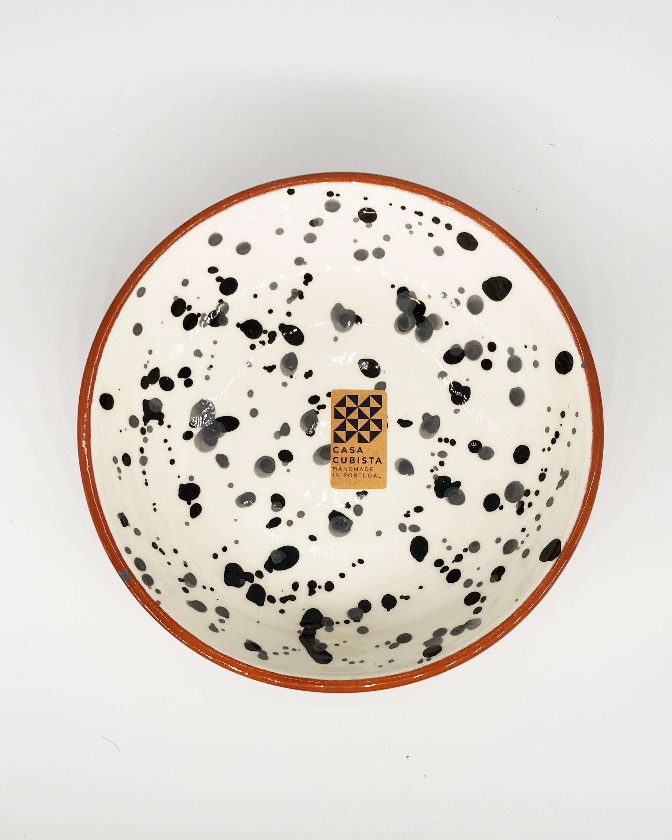 Diese handgefertigten und handbemalten Keramiken aus einem der Mutterländer, Portugal, verleihen Ihrem Tisch einen modernen und grafischen Touch und sind perfekt zu kombinieren. Diese Schalen mit Polkadot-Muster sind Teil einer größeren Kollektion,