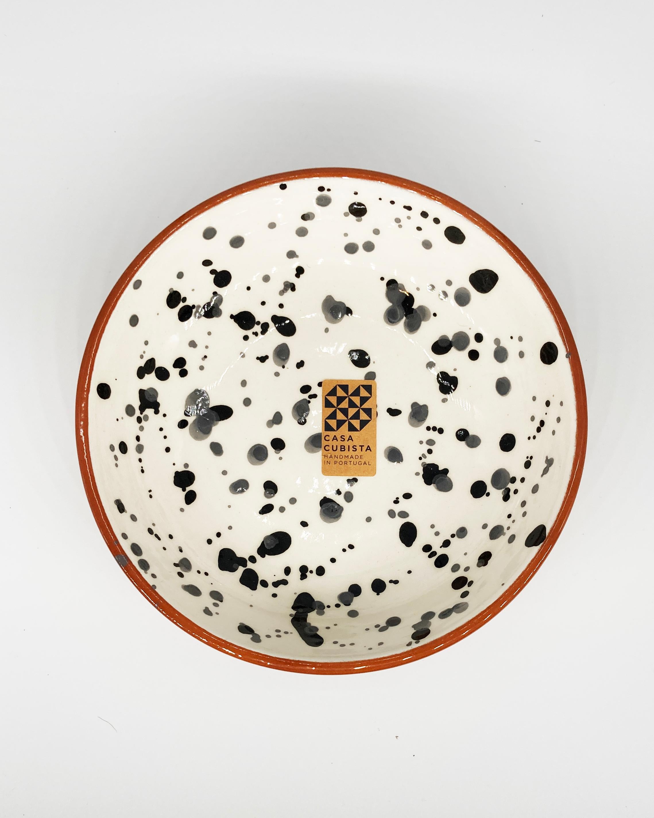Cerámica hecha y pintada a mano de uno de los países madre, Portugal, estas hermosas piezas para tu mesa añadirán un toque moderno y gráfico y son perfectas para mezclar y combinar. Estos cuencos con estampado de salpicaduras de lunares forman parte