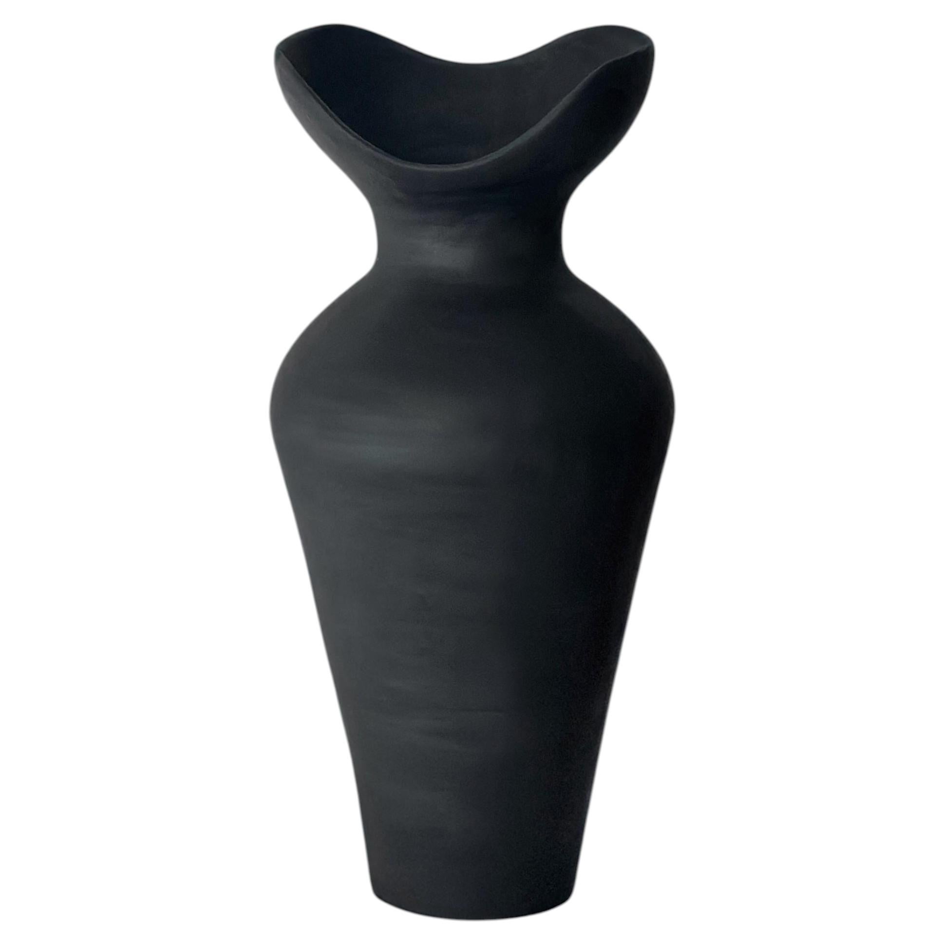 Handgefertigte schwarze Keramikskulptur – abstrakte Vase von Maku Ceramic