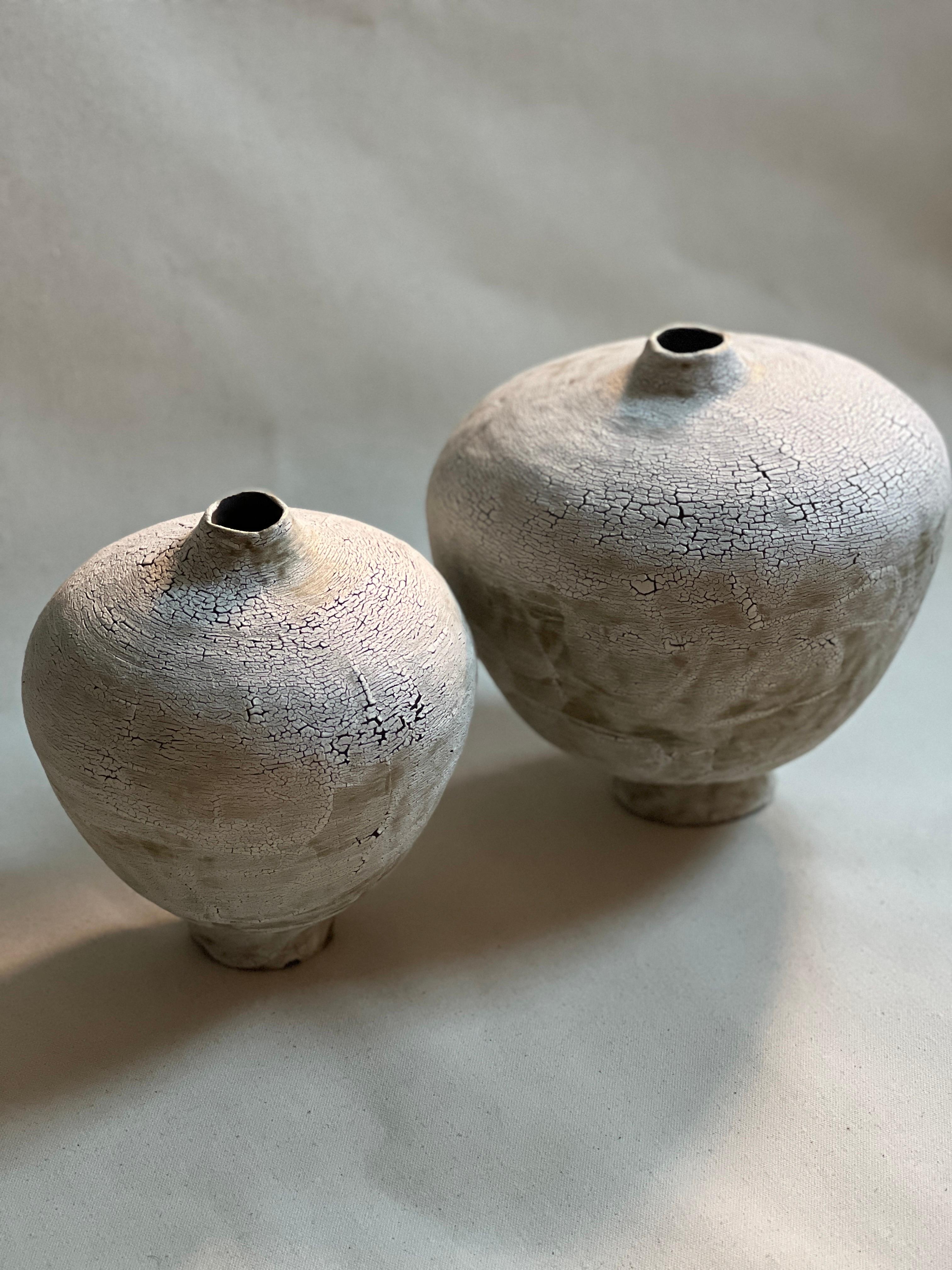 Vaso in argilla nera fatto a mano con struttura strisciante bianca, realizzato in esclusiva da Atelier A. Beroj. Perfetto per aggiungere un tocco di eleganza e autenticità alla tua casa. 
 
 
Cotto a 2200 F ( 1200 C)
Argilla non tossica / Smalto non