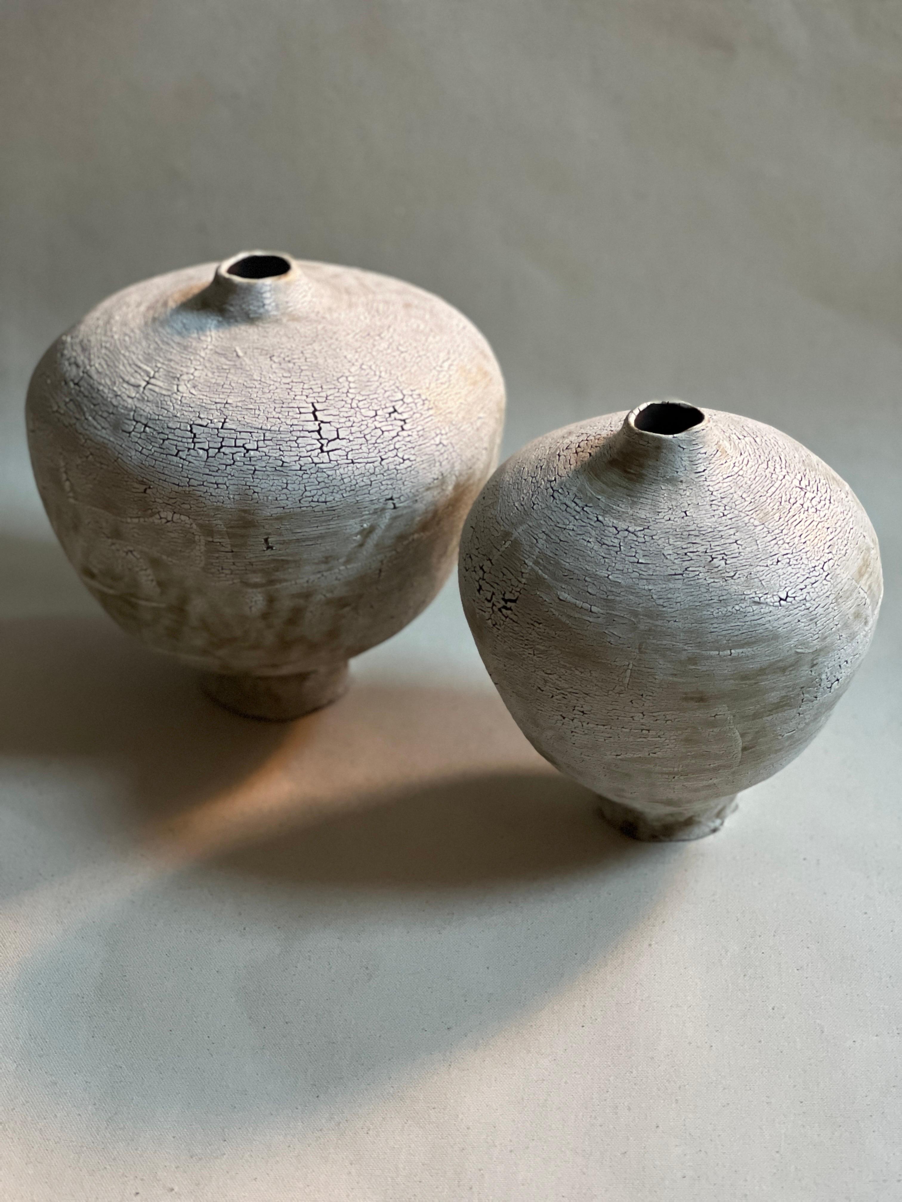 Fatto a mano Vaso fatto a mano in argilla nera con smalto bianco Whiting in vendita