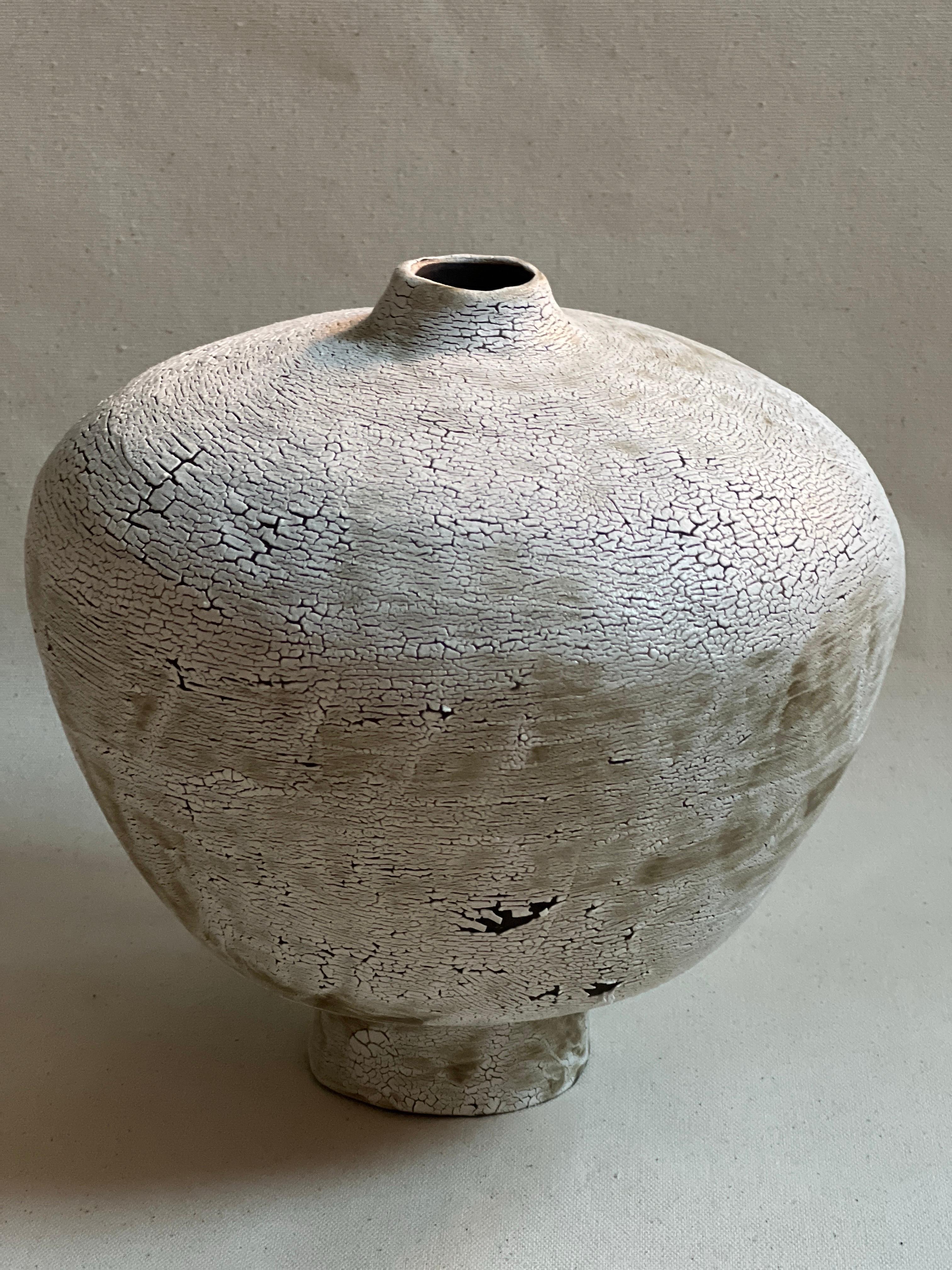 Vaso fatto a mano in argilla nera con smalto bianco Whiting In condizioni Nuovo in vendita a Brooklyn, NY
