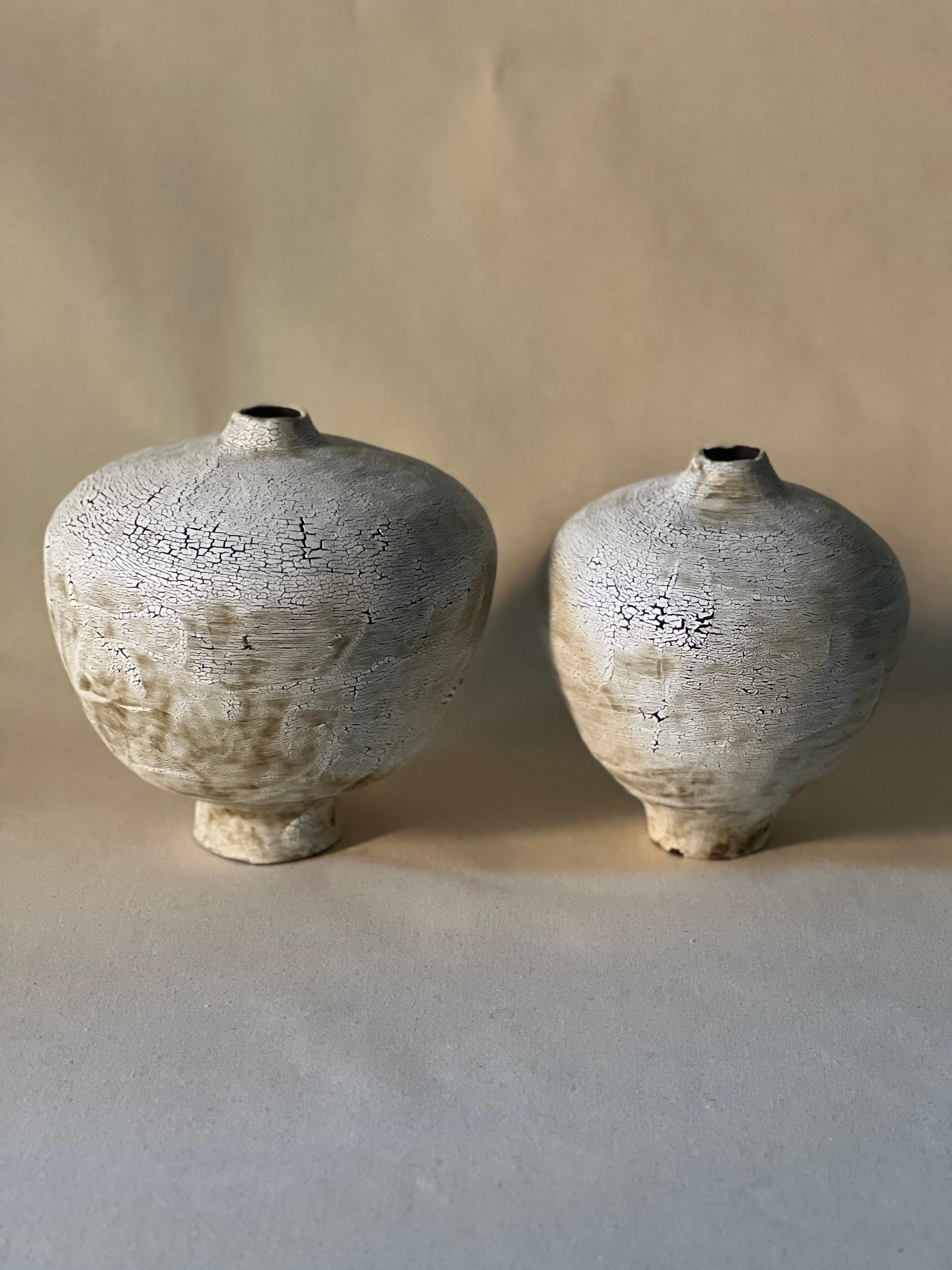 XXI secolo e contemporaneo Vaso fatto a mano in argilla nera con smalto bianco Whiting in vendita