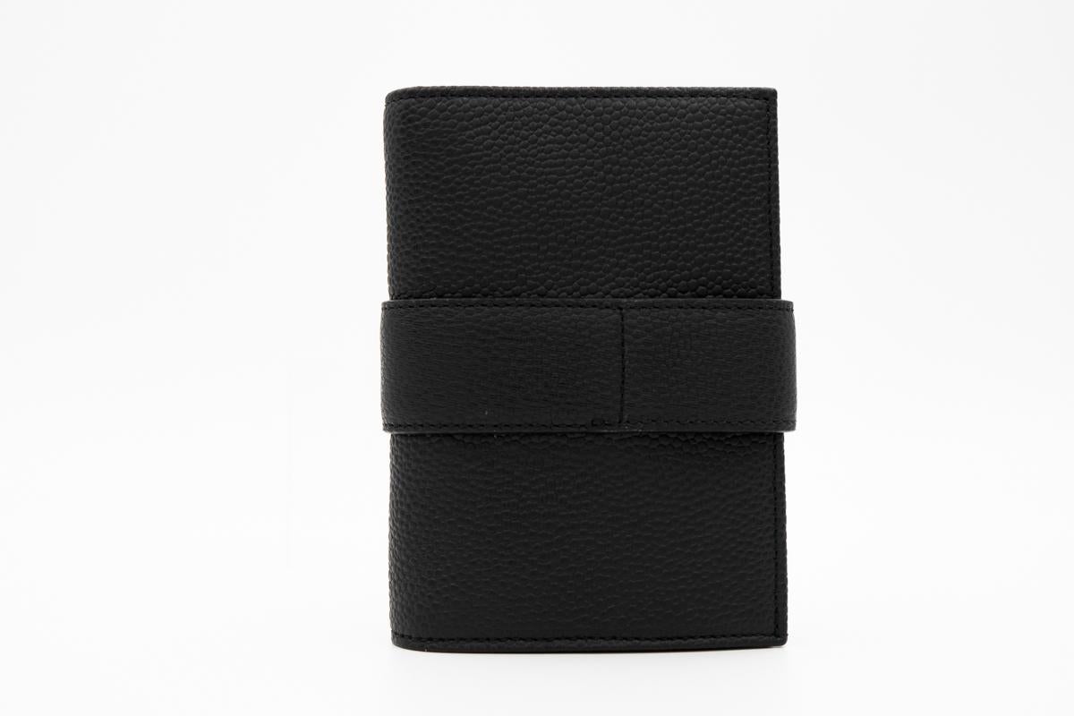 Regular, elegant, compact: Icon Wallet by Kilesa is made entirely by hand, with genuine Italian leather elk print.

Inside card holder, coin pocket and many compartments to better organize the contents you want to carry with you.

The linear design