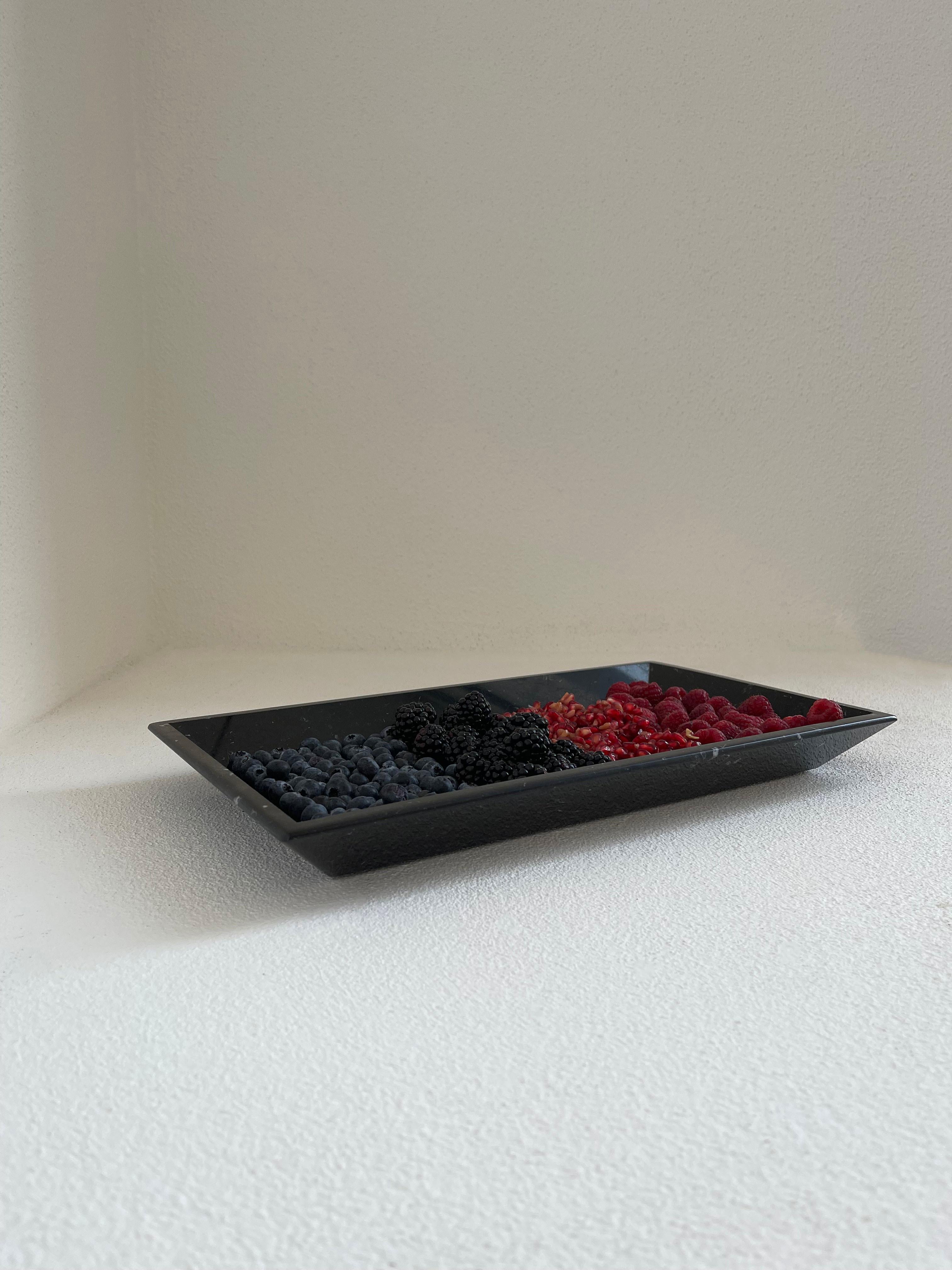 Plateau / assiette en marbre noir Marquina avec bords faits à la main Neuf - En vente à Carrara, IT