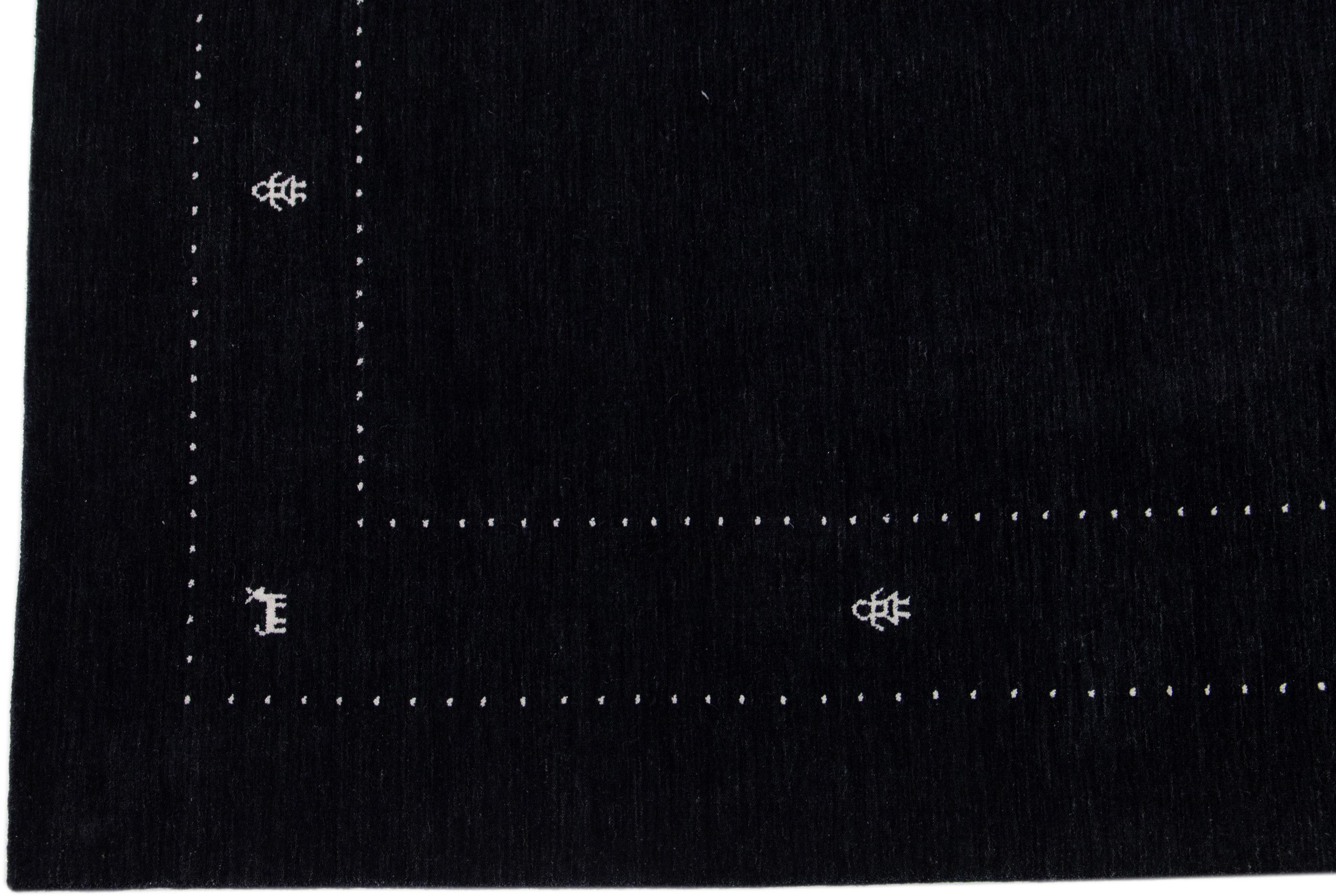 Tessuto a mano Tappeto di lana in stile Gabbeh nero moderno fatto a mano con motivo geometrico in vendita