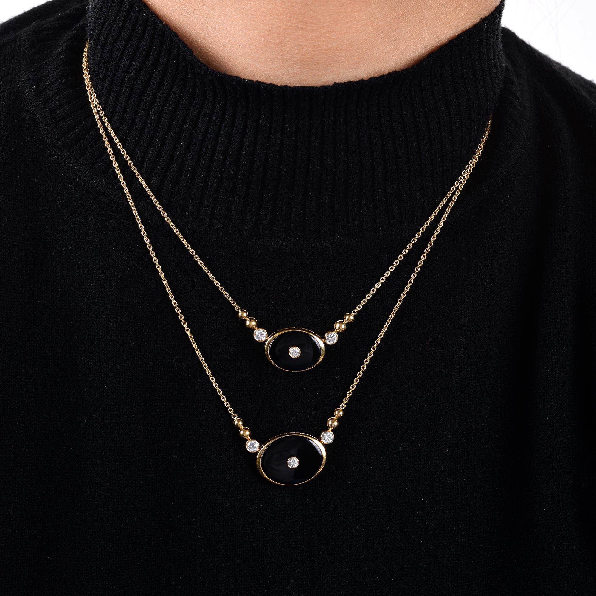 Ce collier de chaîne en or jaune 14k à breloques en diamant et en onyx noir fait à la main présente un design à double couche. Au centre de chaque pendentif en onyx, un diamant unique est serti en chaton et d'autres petites perles d'or et diamants
