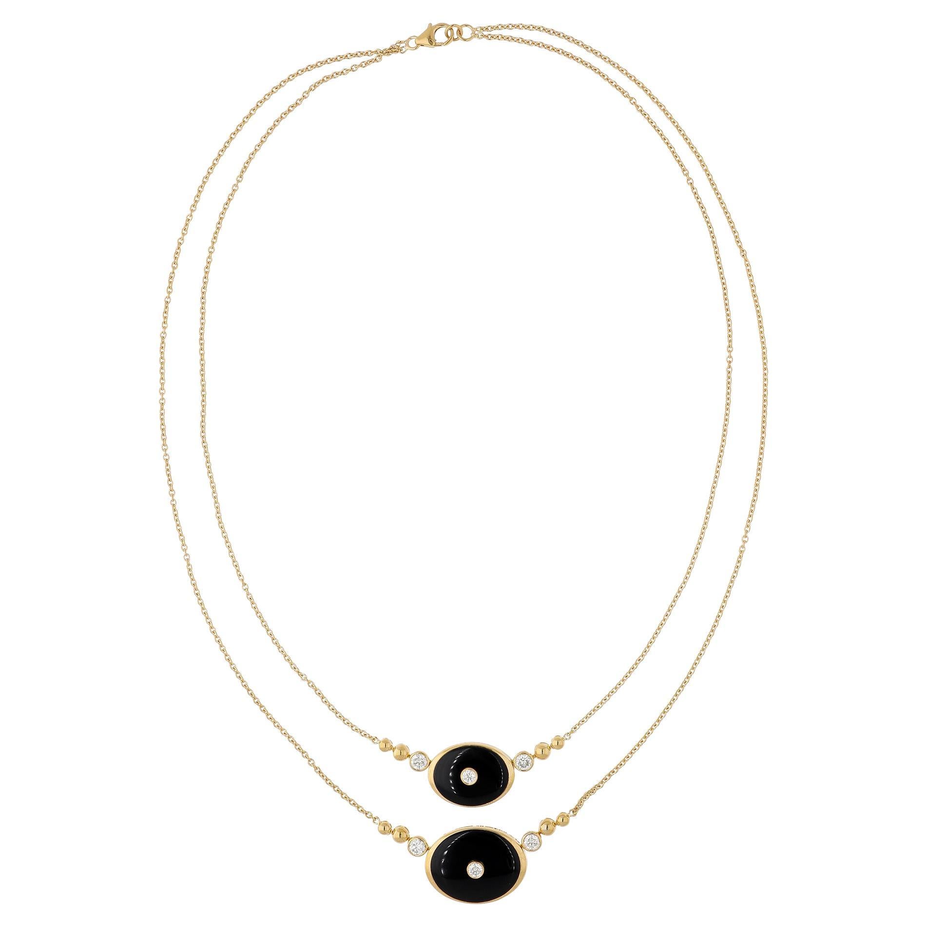 Ce collier en or jaune 18 carats fait à la main avec des breloques en diamant et en onyx noir présente un design à double couche. Au centre de chaque pendentif en onyx, un diamant unique est serti en chaton et d'autres petites perles d'or et