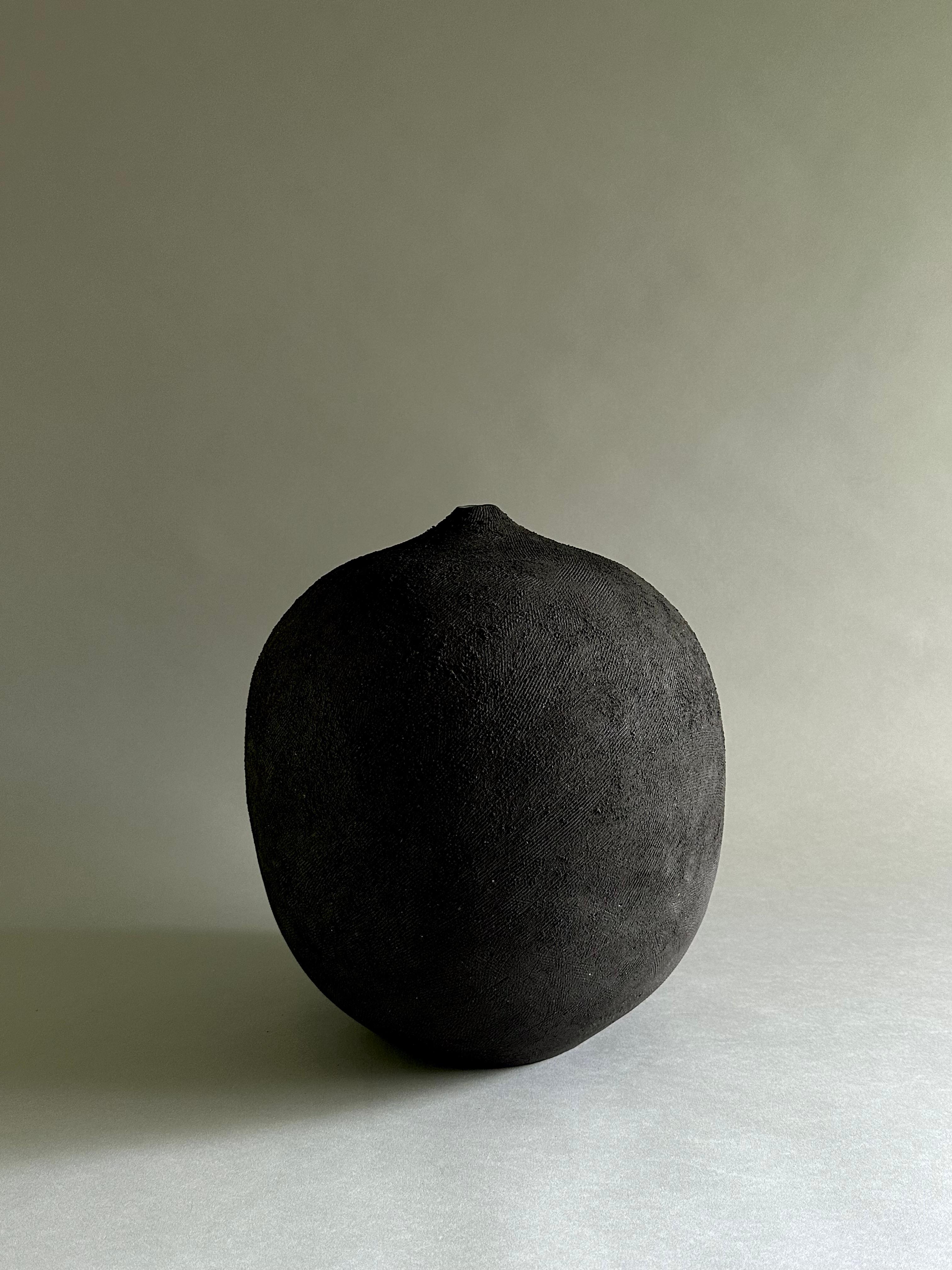 Handmade Black Textured Stoneware Decorative Vase In New Condition For Sale In Gorzegno, IT