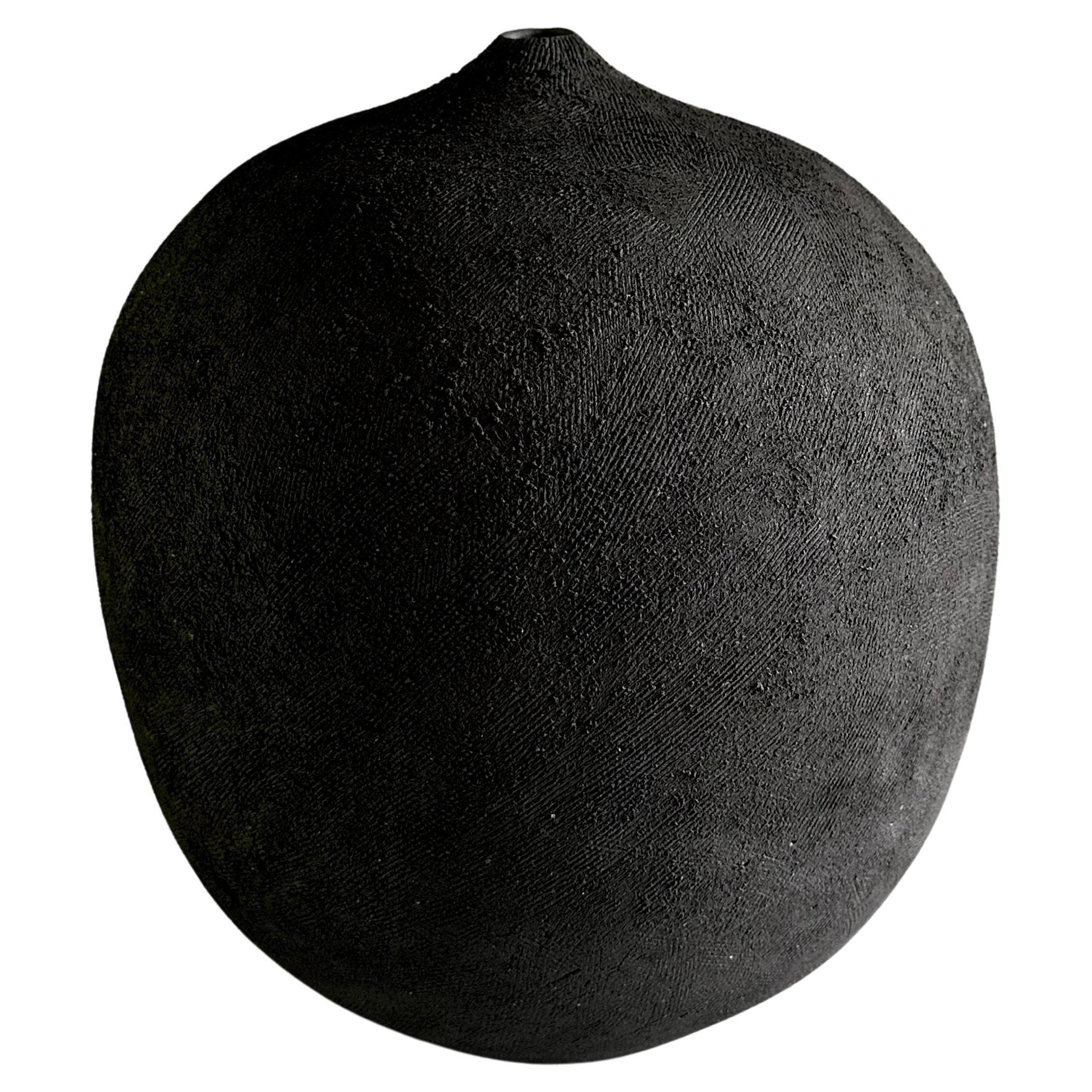 Handgefertigte schwarze dekorative Vase aus strukturiertem Steingut