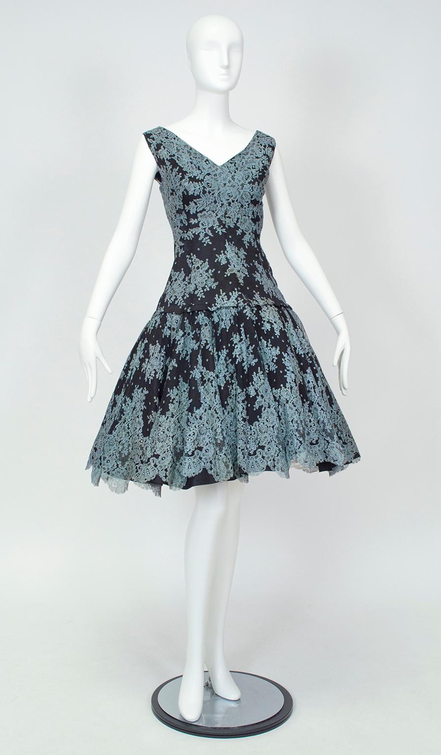 Dieses von Givenchy inspirierte Kleid im Stil von Audrey Hepburn besticht durch handgefertigte spanische Spitze, die aus einer riesigen Mantille geschnitten und in sorgfältiger Handarbeit auf einen schwarzen Tüllgrund genäht wurde. Das Muster der