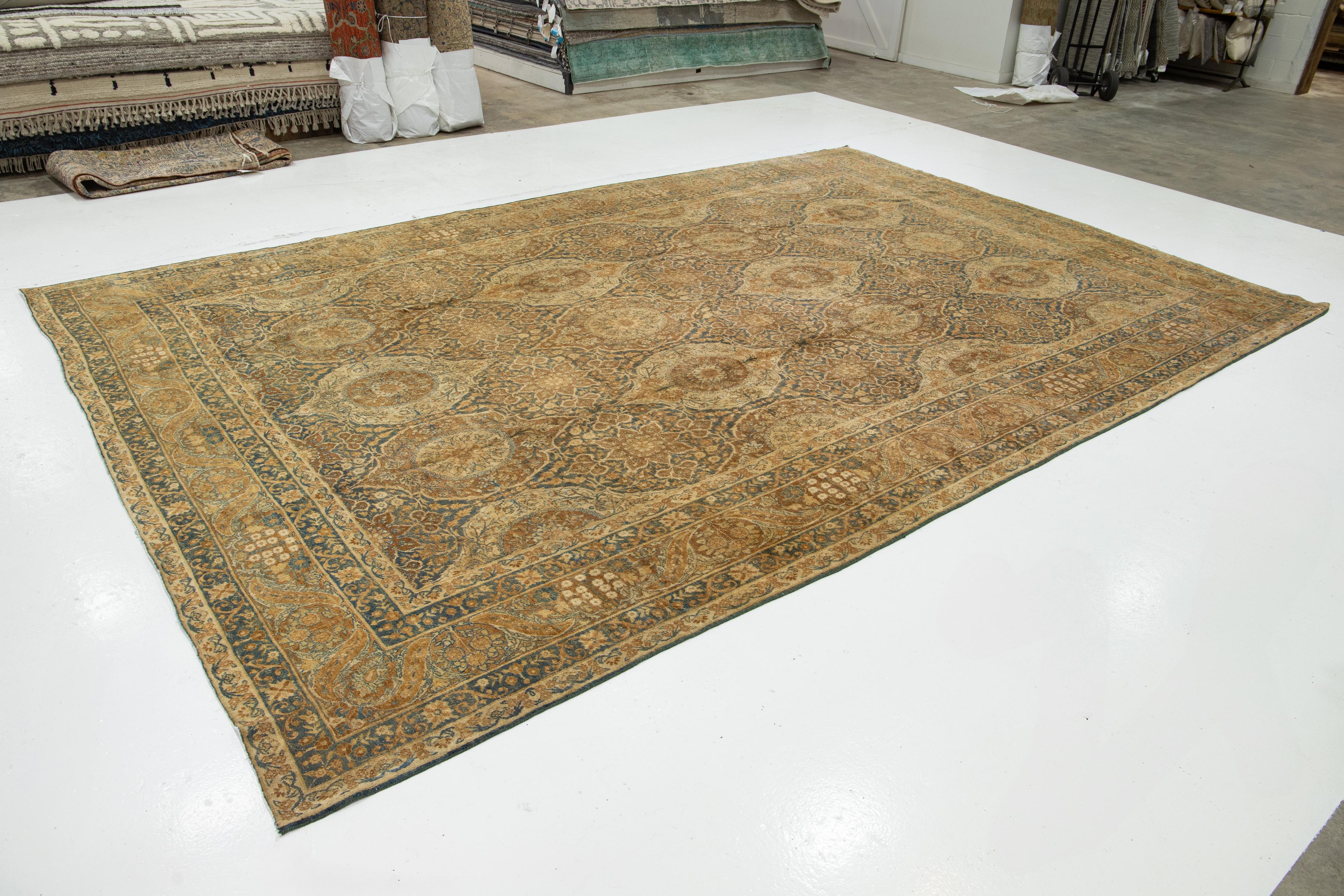 Découvrez le charme de cet exquis tapis noué à la main, véritable antiquité des années 1880. Son superbe champ bleu et tan, accentué par de riches détails bruns, ajoute une élégance et une chaleur inégalées à n'importe quelle pièce.

Ce tapis mesure