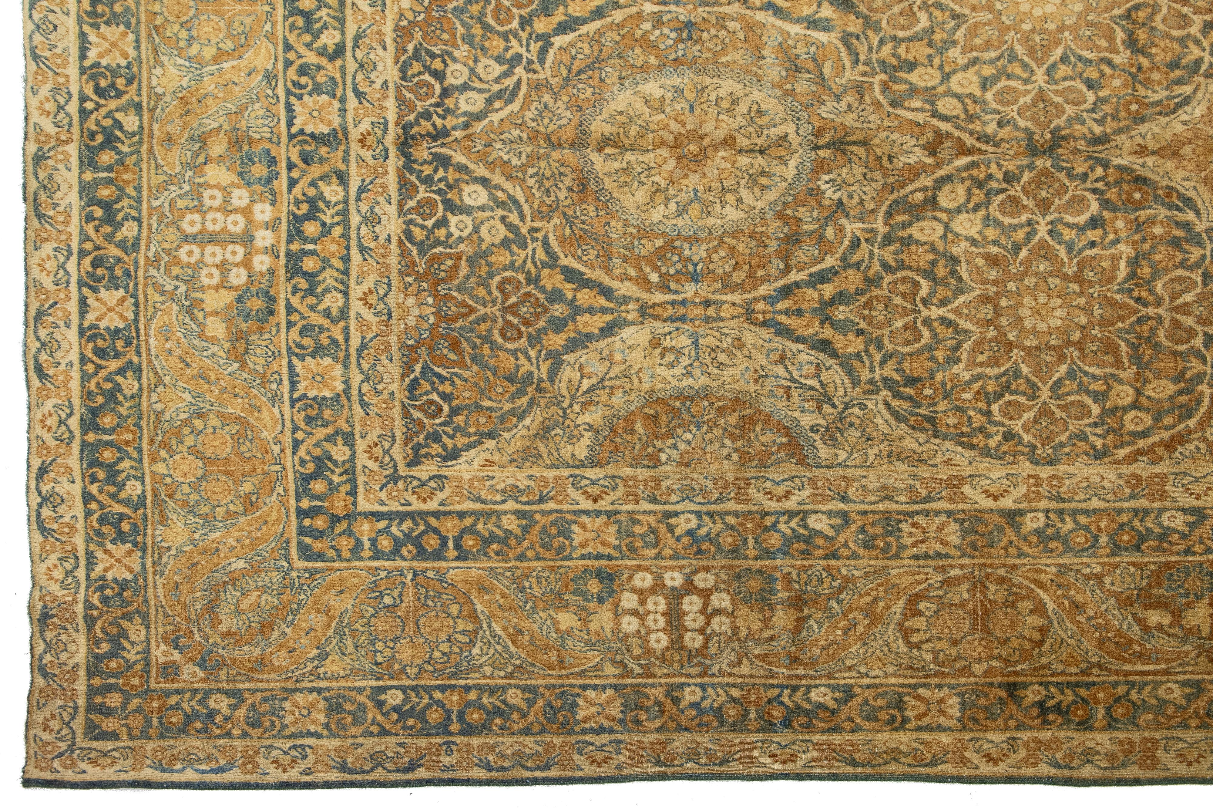 Noué à la main Tapis persan ancien Kerman bleu fait à la main avec un motif sur toute la surface en vente