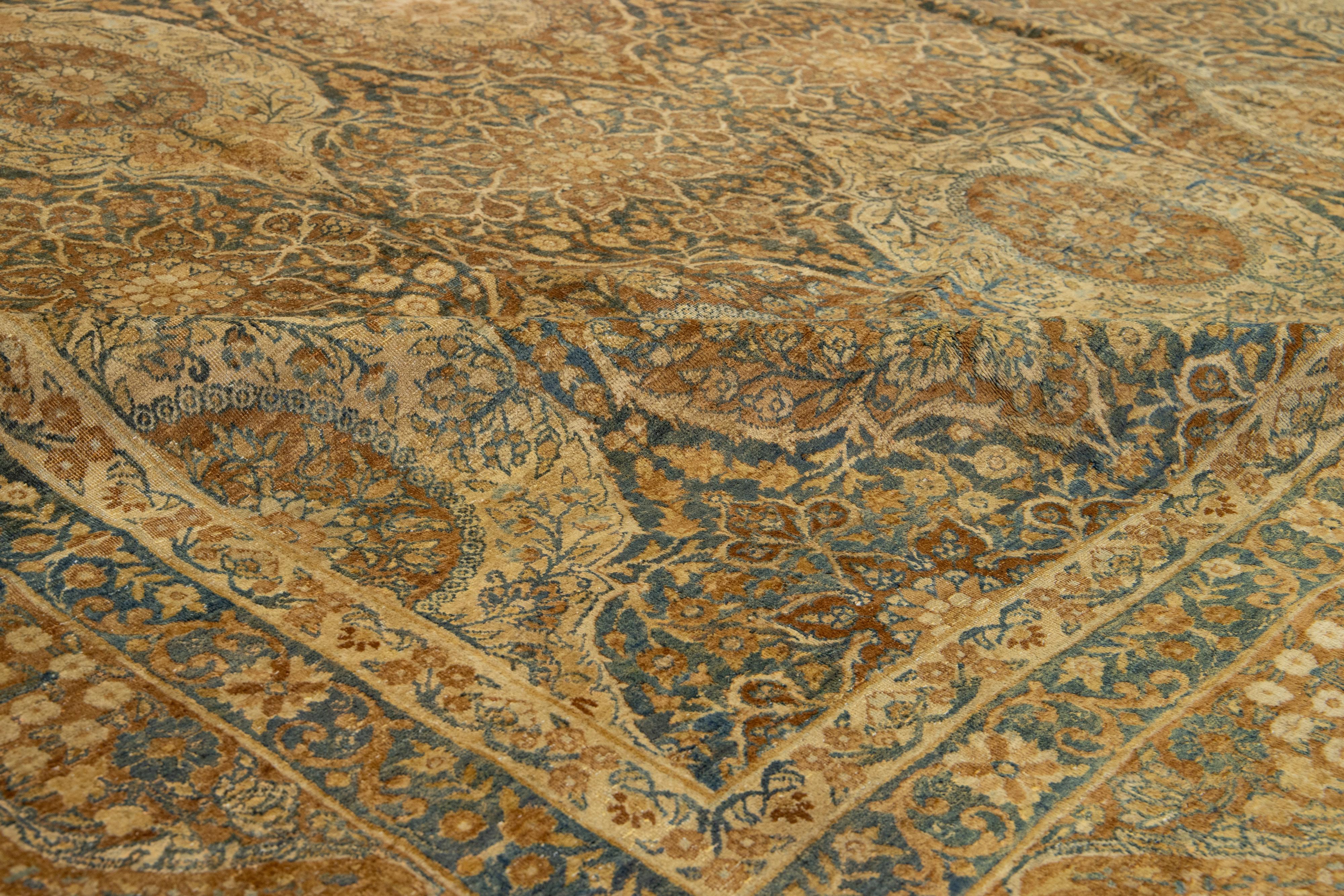 Tapis persan ancien Kerman bleu fait à la main avec un motif sur toute la surface en vente 1